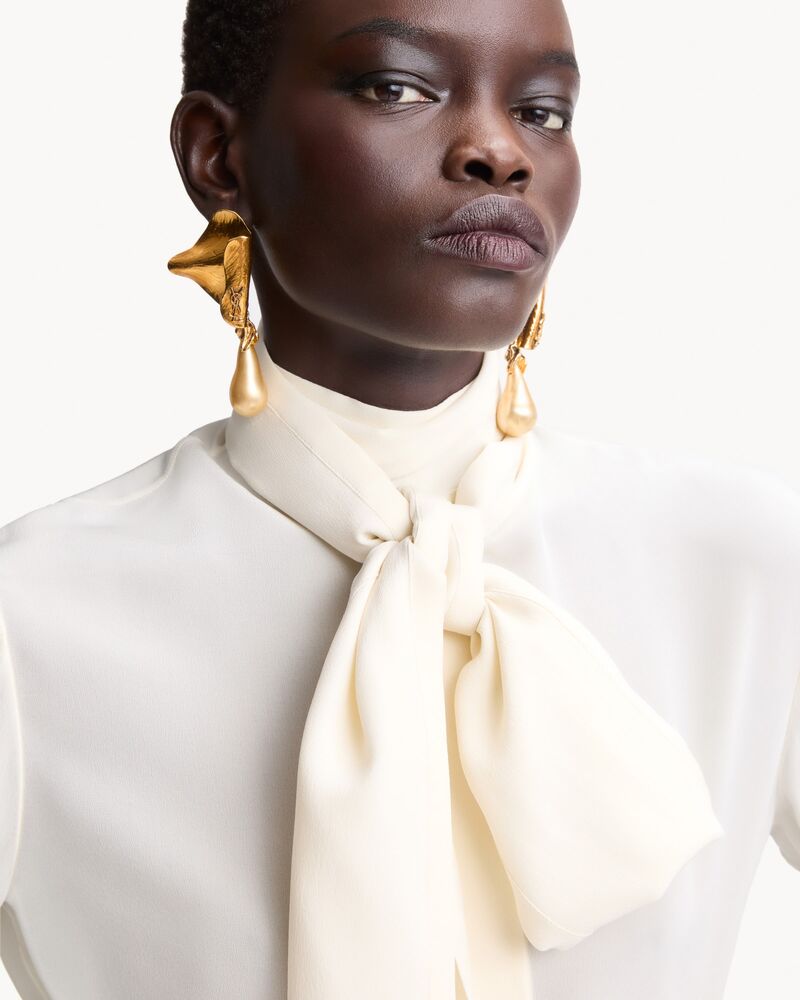 CASSANDRE pearl earrings in metal