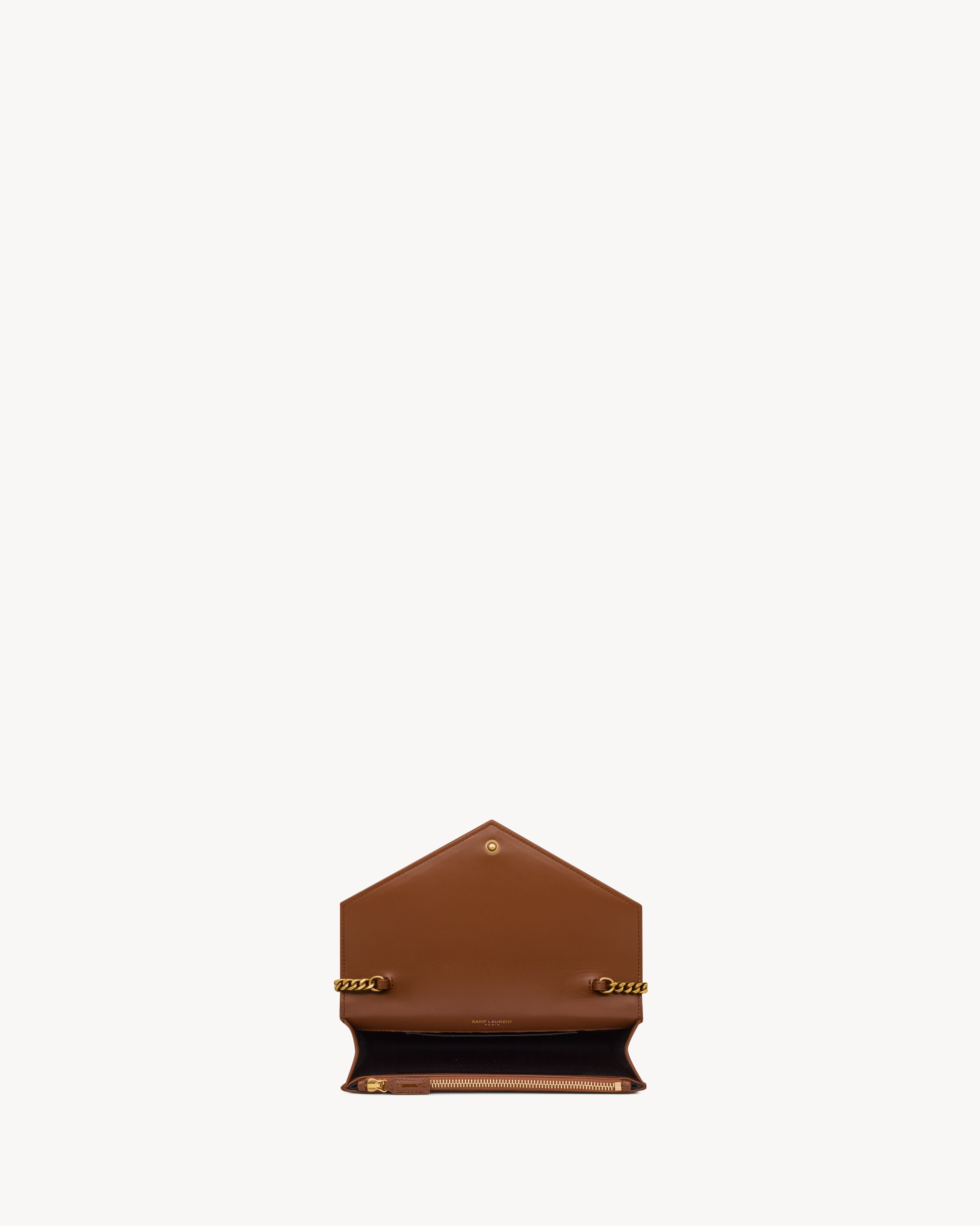 CASSANDRE Envelope-Portemonnaie aus Lackleder mit Kette