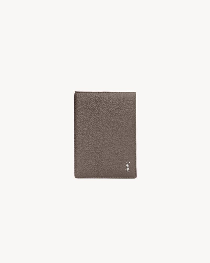 TINY CASSANDRE passport case in grained leather