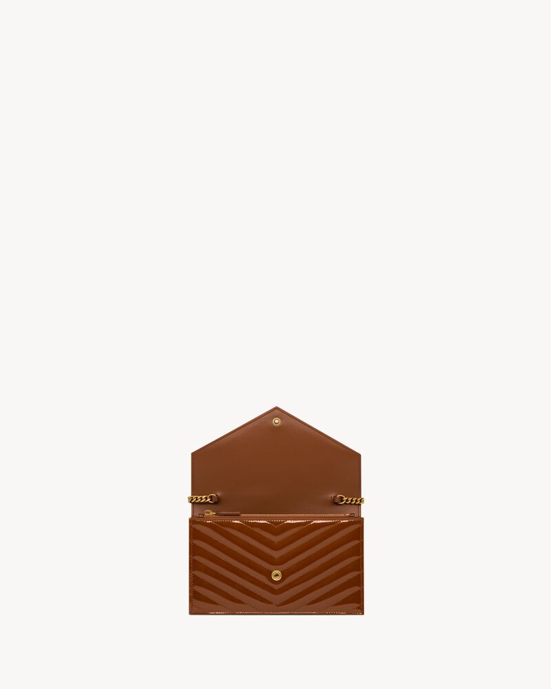 CASSANDRE Envelope-Portemonnaie aus Lackleder mit Kette