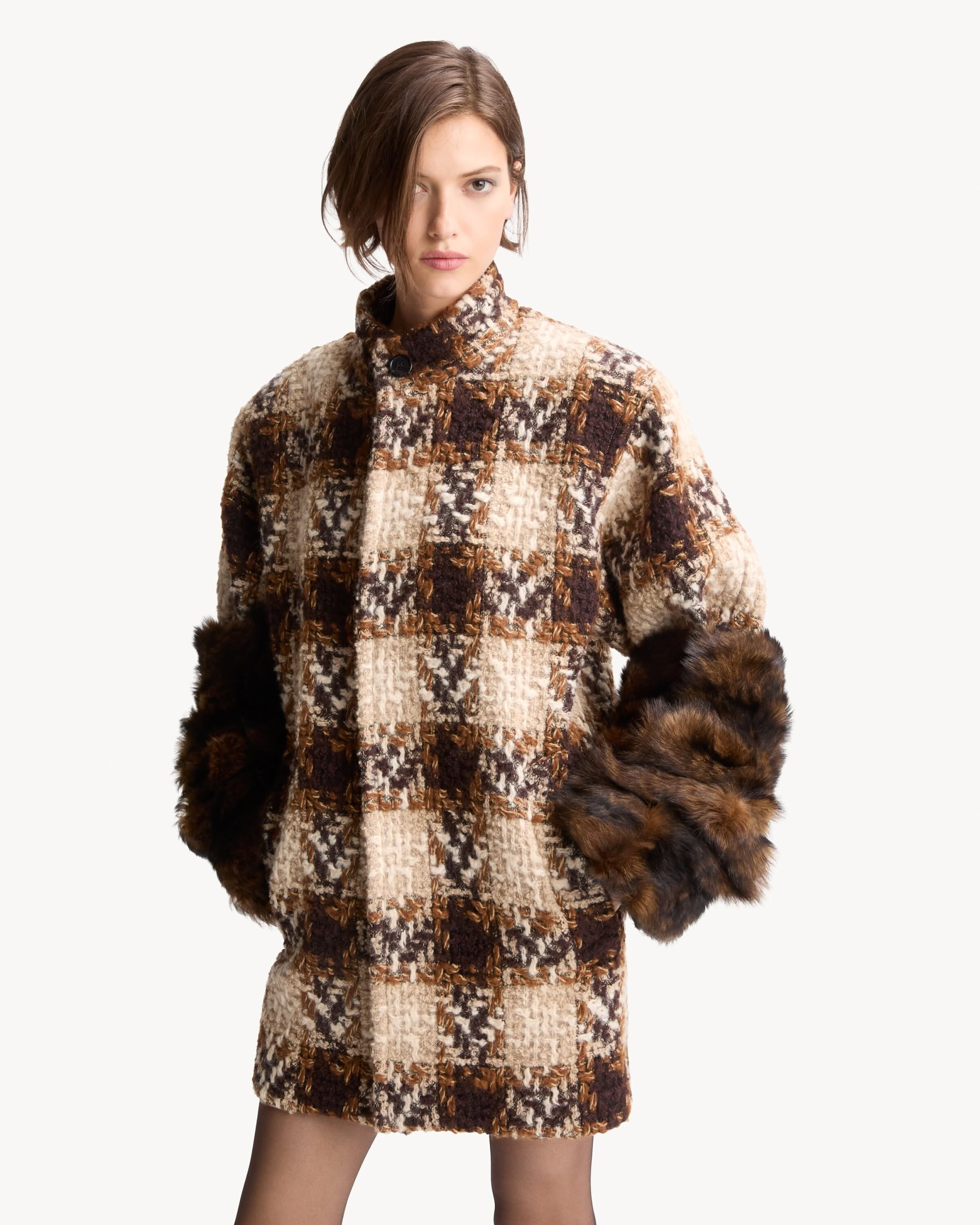 Manteau court en tweed à carreaux
