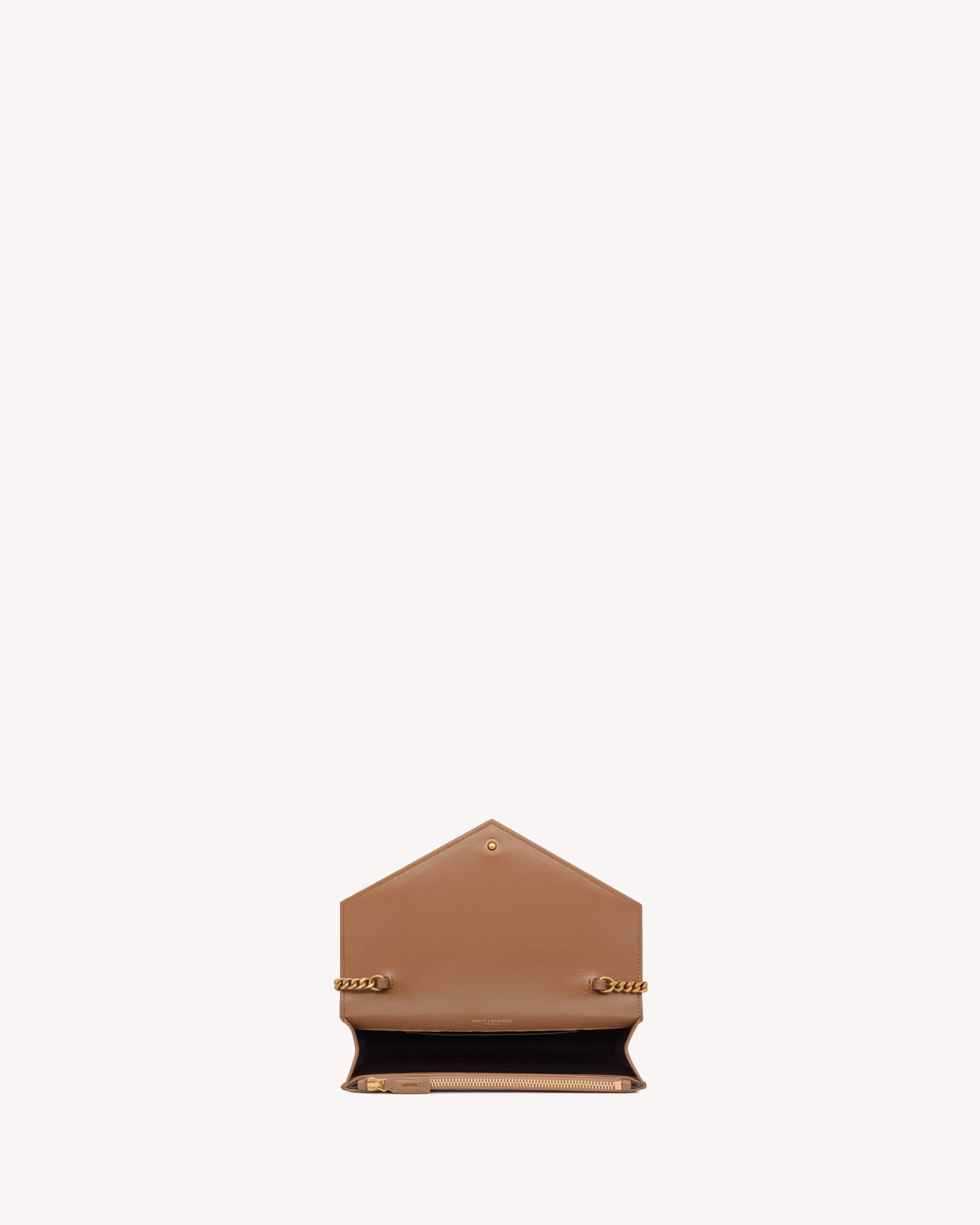 CASSANDRE Envelope-Portemonnaie aus Lackleder mit Kette