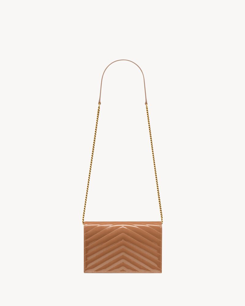 CASSANDRE Envelope-Portemonnaie aus Lackleder mit Kette