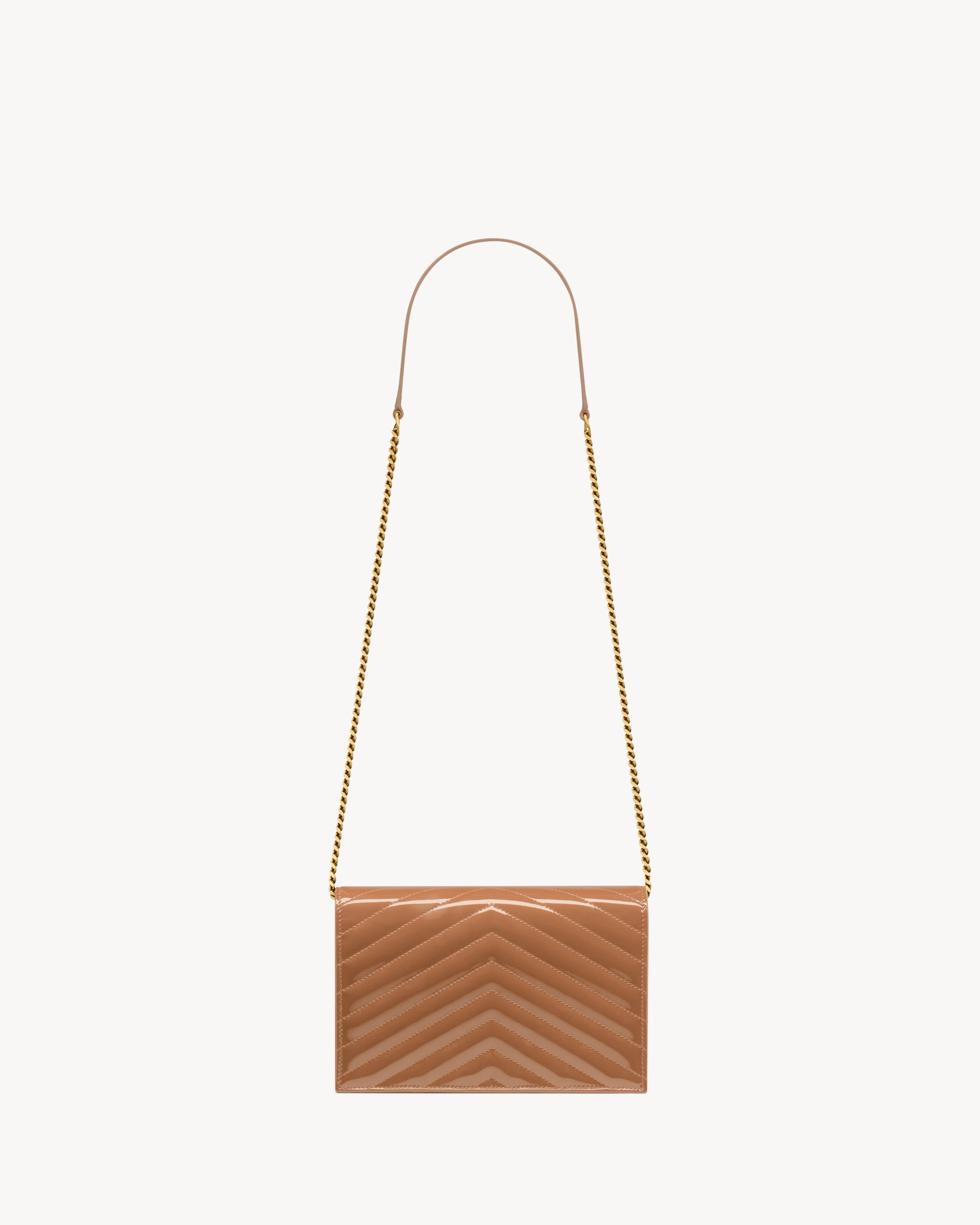 CASSANDRE Envelope-Portemonnaie aus Lackleder mit Kette