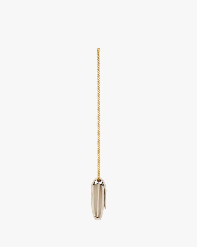 Cartera clásica con cadena Cassandre de piel efecto grain de poudre