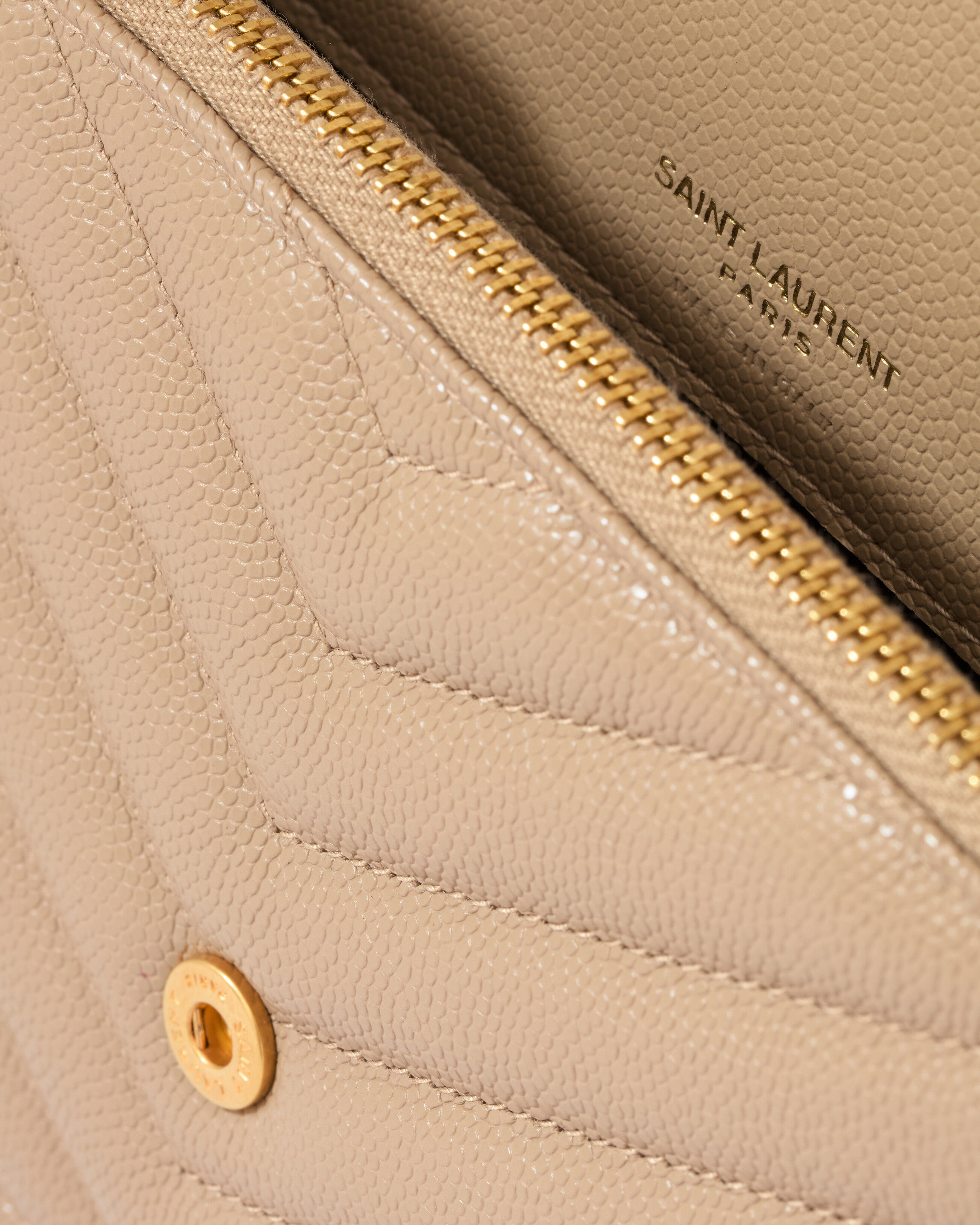 CASSANDRE ENVELOPE CHAIN WALLET IN GRAIN DE POUDRE LEATHER
