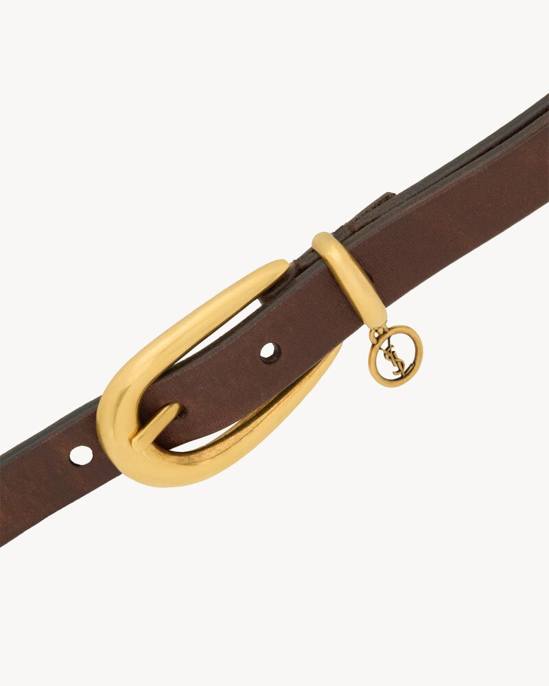 CASSANDRE ceinture fine en cuir à boucle allongée et charm