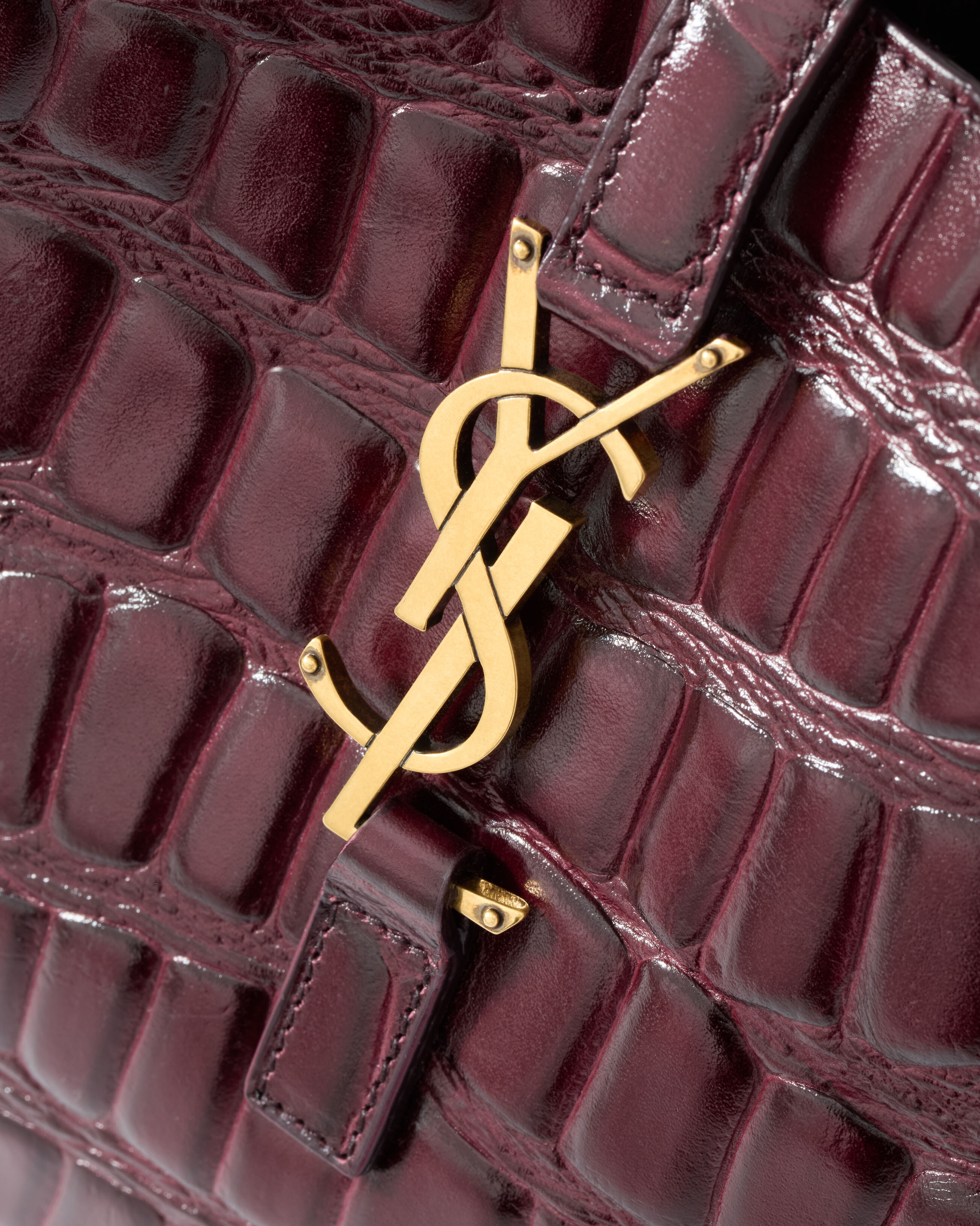 LE 5 À 7 supple small in crocodile-embossed leather