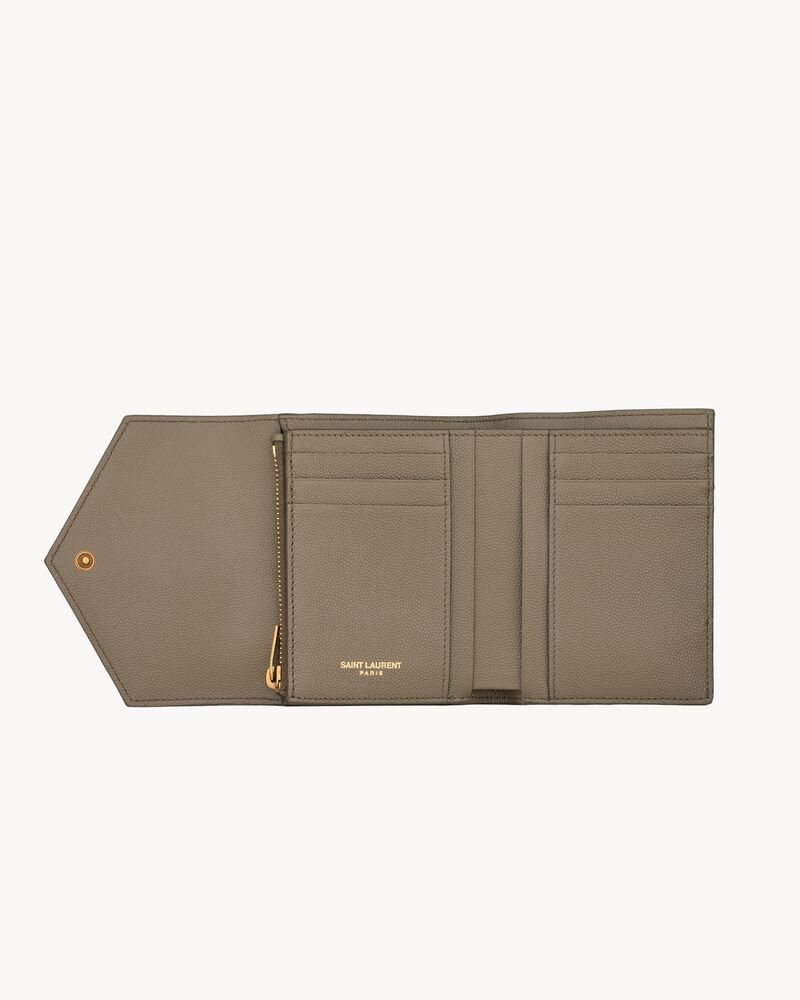 kompaktes CASSANDRE Trifold-Portemonnaie aus Leder mit GRAIN-DE-POUDRE-PRÄGUNG