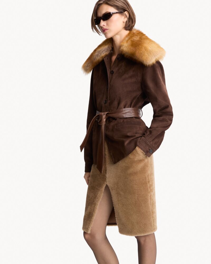 Giacca con cintura in suede e shearling