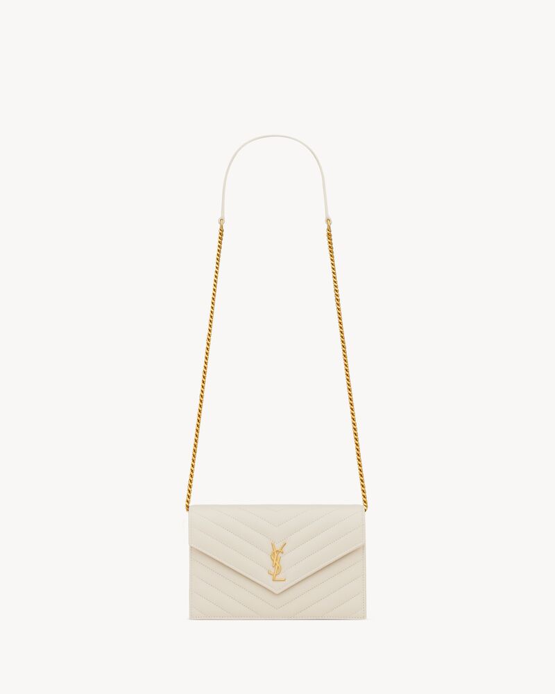 CASSANDRE ENVELOPE CHAIN WALLET EN CUIR GRAIN DE POUDRE
