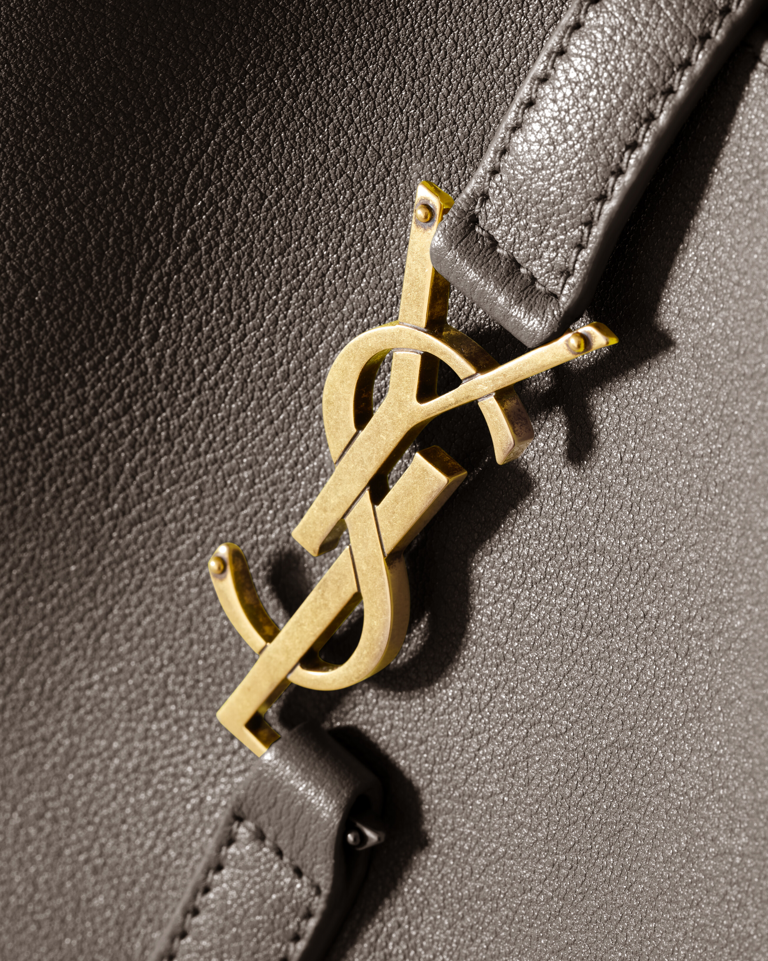 LE 5 À 7 supple small in grained leather