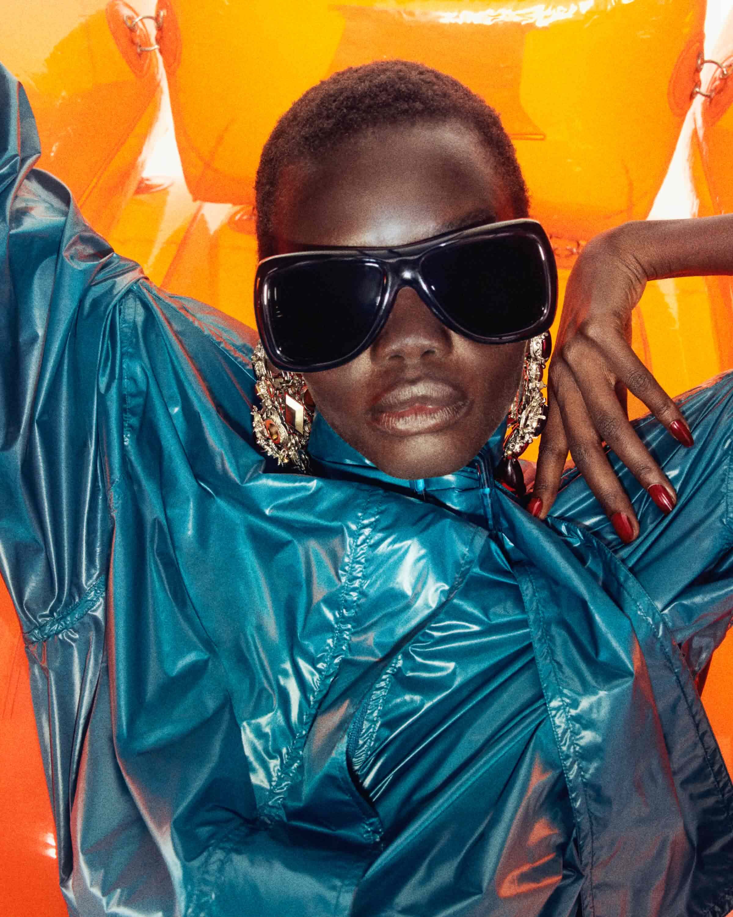 SL 902 HOWL in Black | Saint Laurent | YSL EN-FI