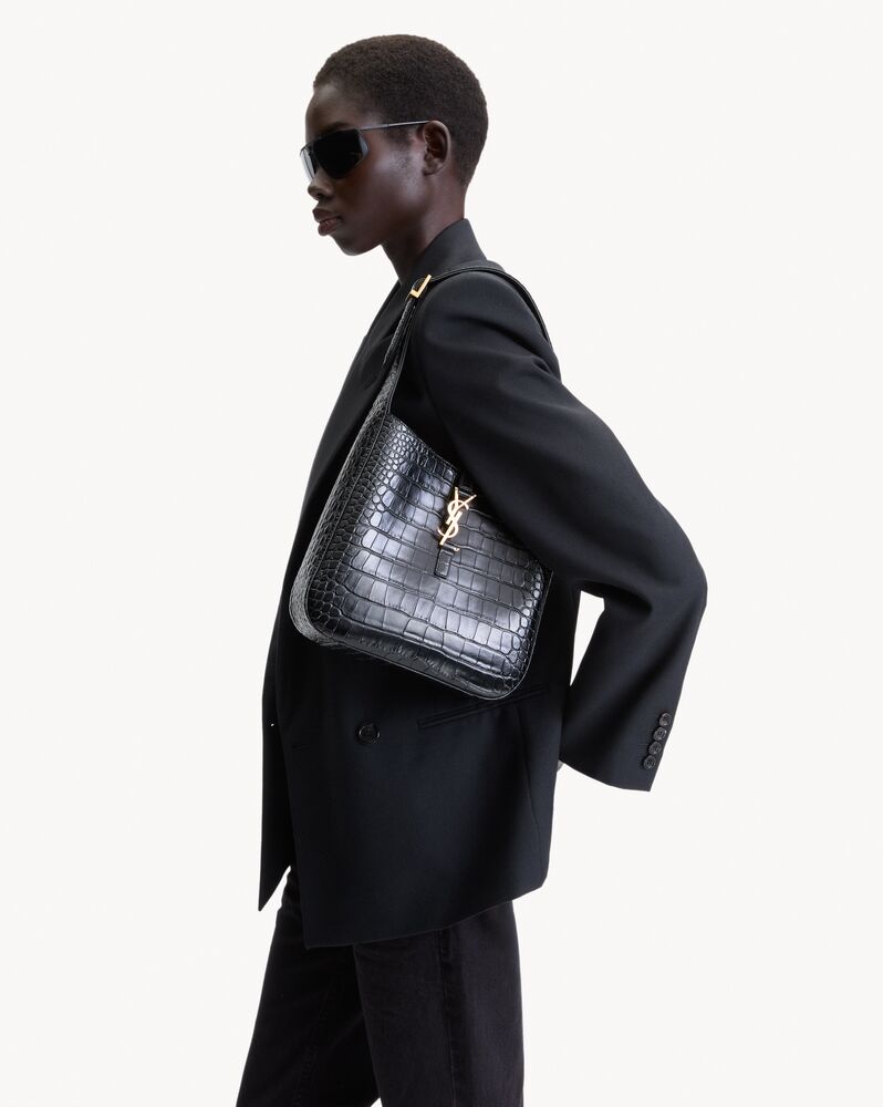 LE 5 À 7 supple small in crocodile-embossed leather