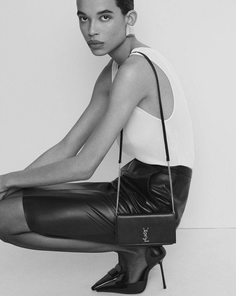 CASSANDRE Handyhülle mit Riemen aus GLÄNZENDEM Leder mit Krokoprägung