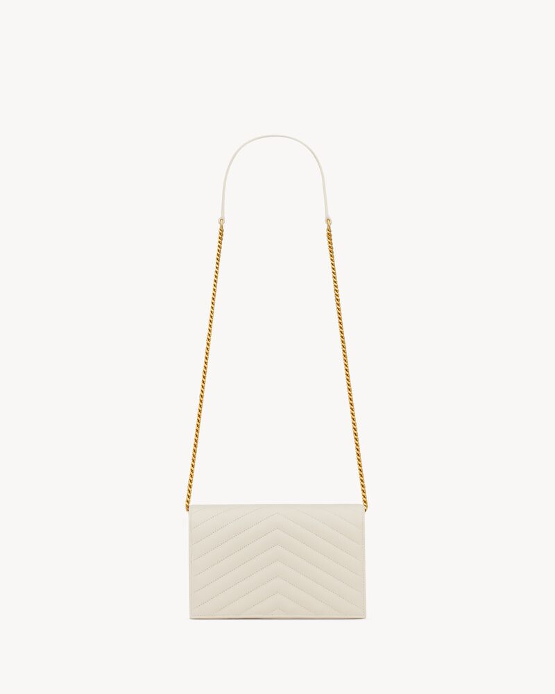 CASSANDRE ENVELOPE CHAIN WALLET EN CUIR GRAIN DE POUDRE