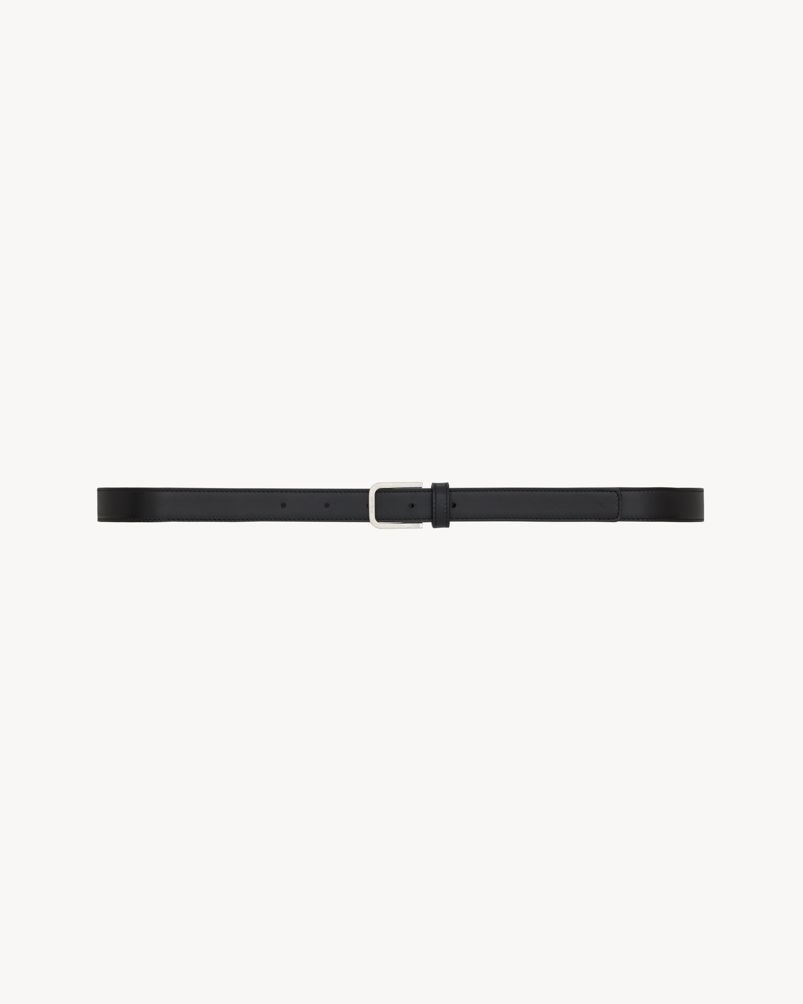 cinto minimalista em couro liso