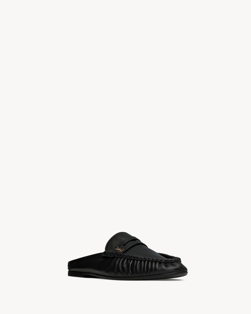 LE LOAFER Pantoletten aus glänzendem Leder in Knitteroptik