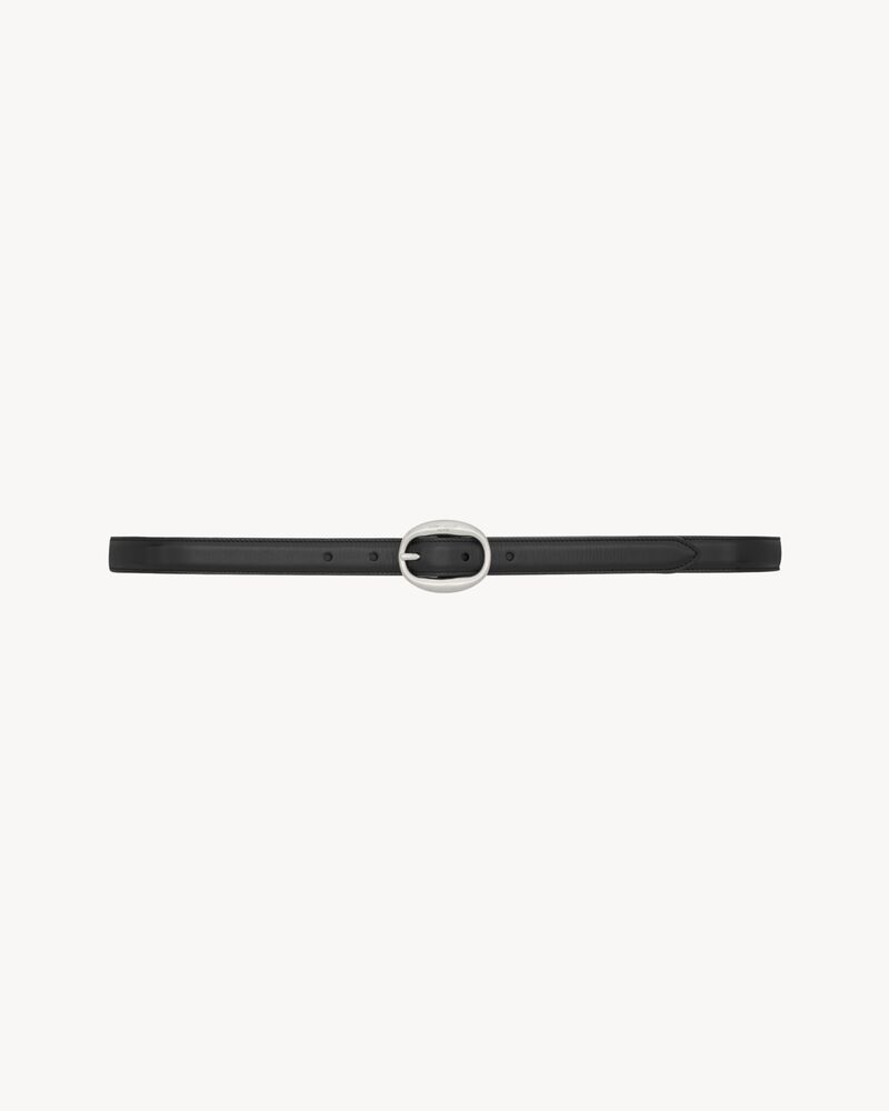 cinto com fivela oval em couro liso