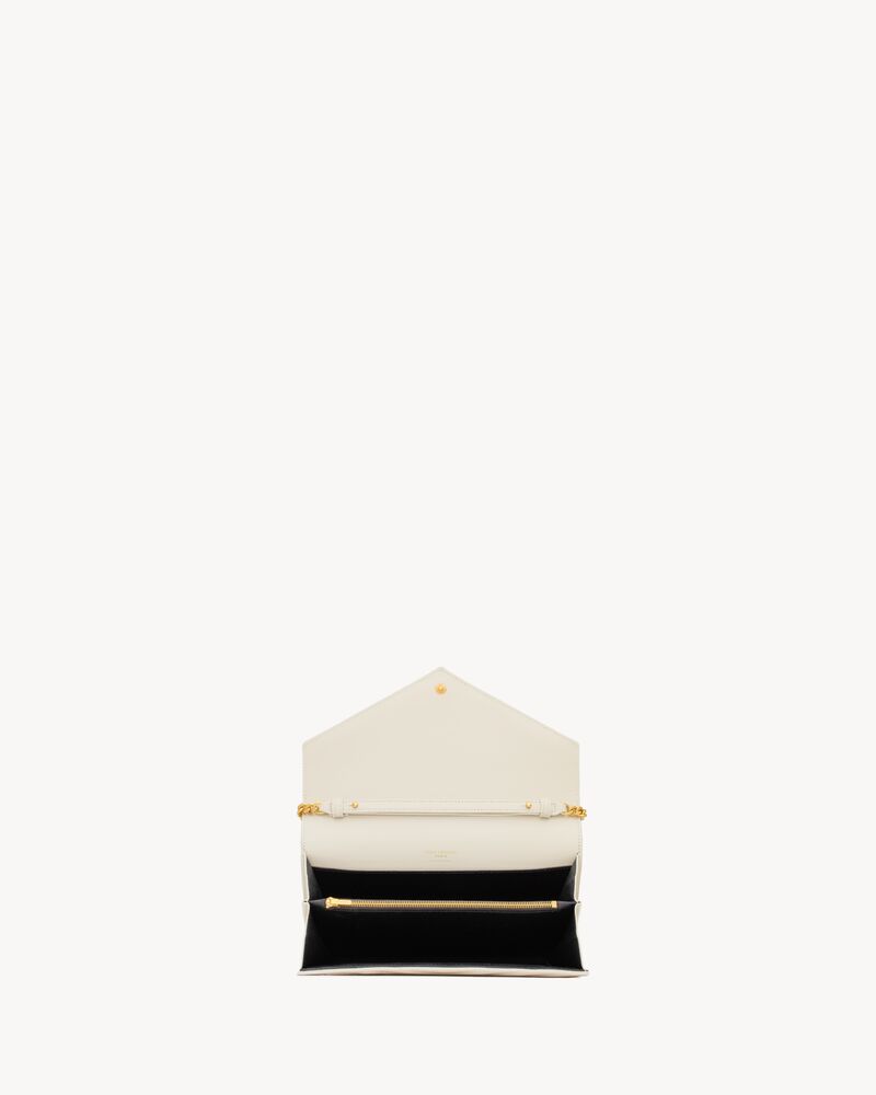Cartera clásica con cadena Cassandre de piel efecto grain de poudre