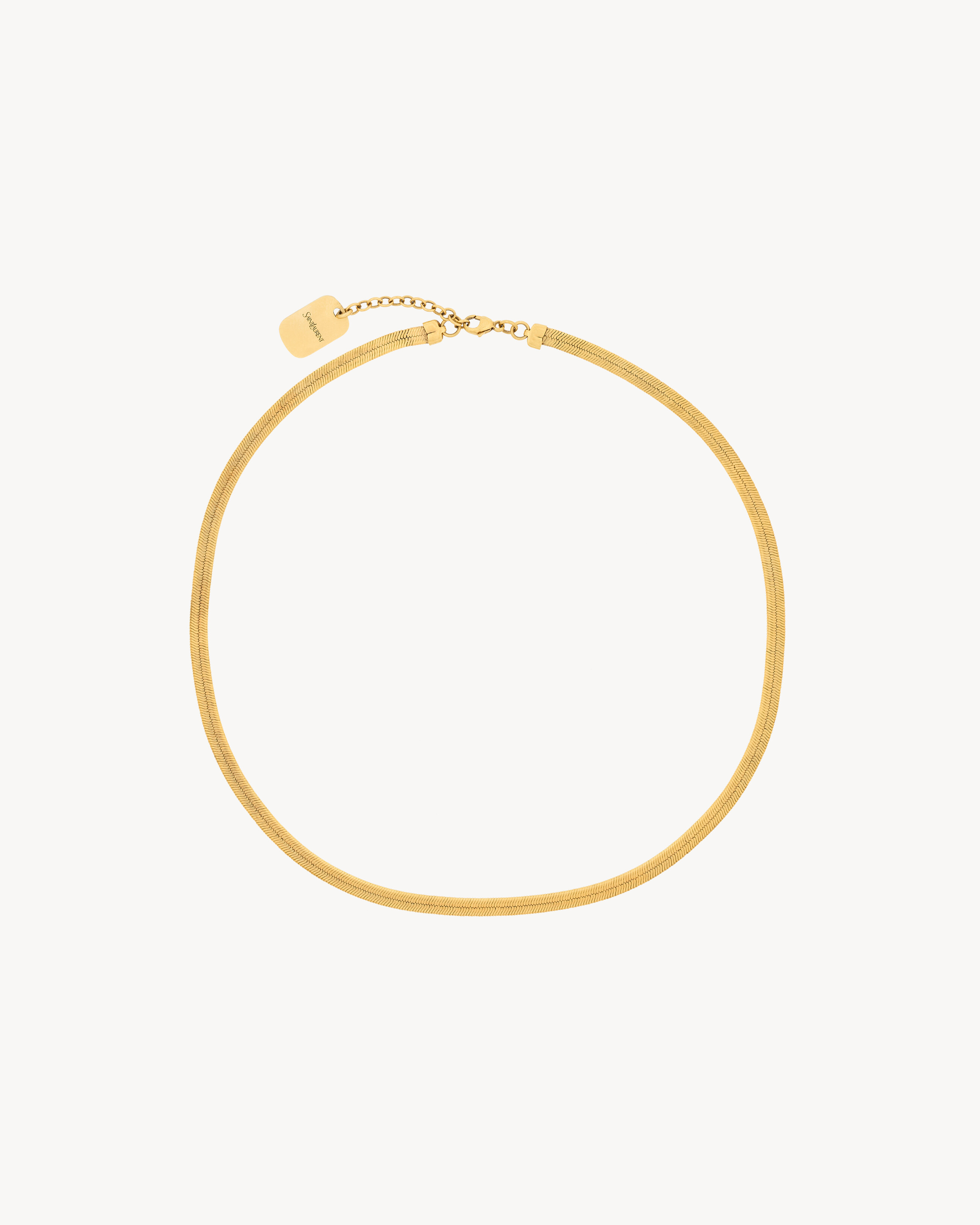 short chain necklace in metal