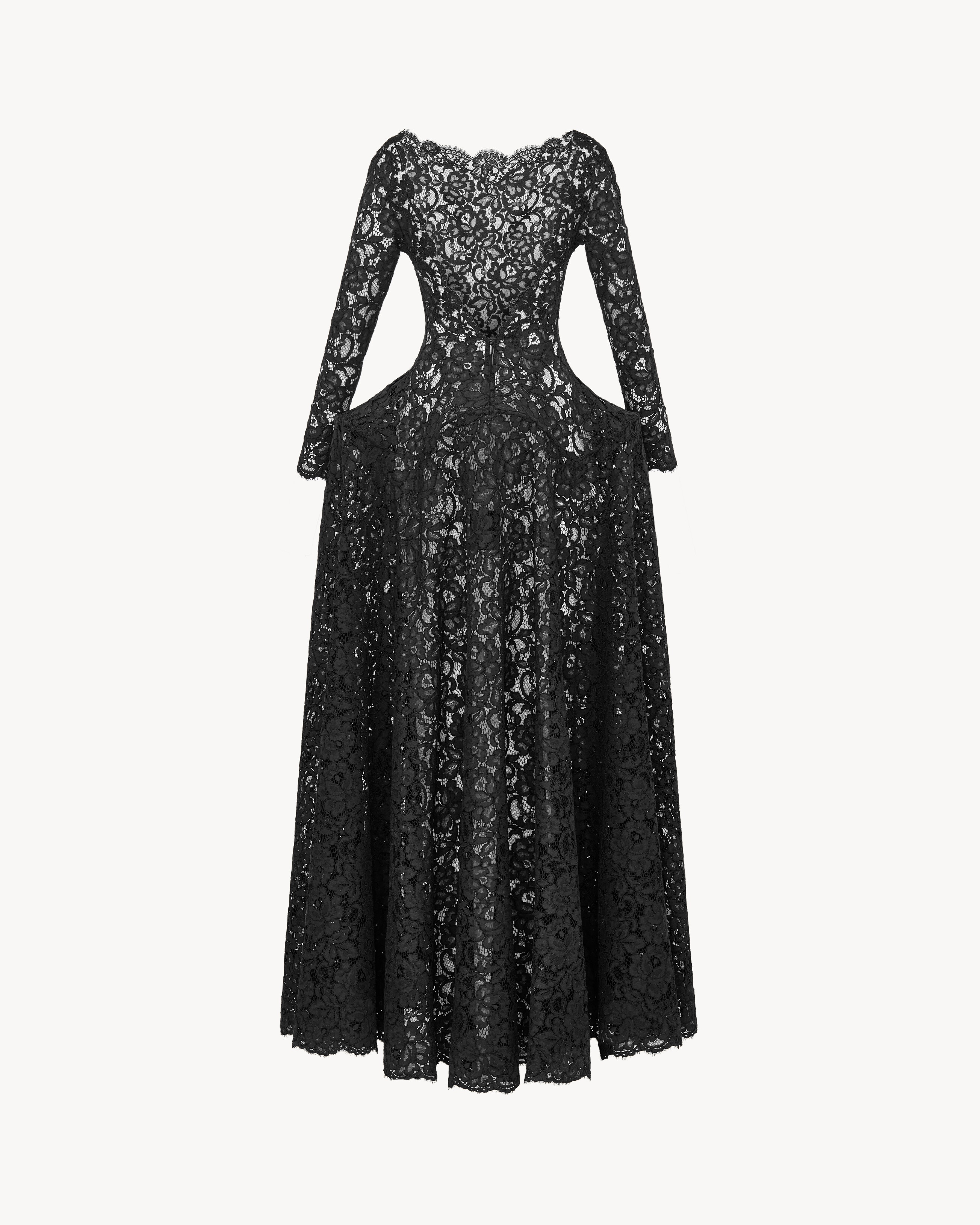 Vestido de alta costura de encaje con espalda descubierta