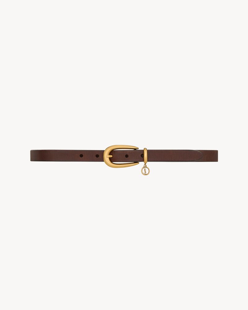 CASSANDRE ceinture fine en cuir à boucle allongée et charm