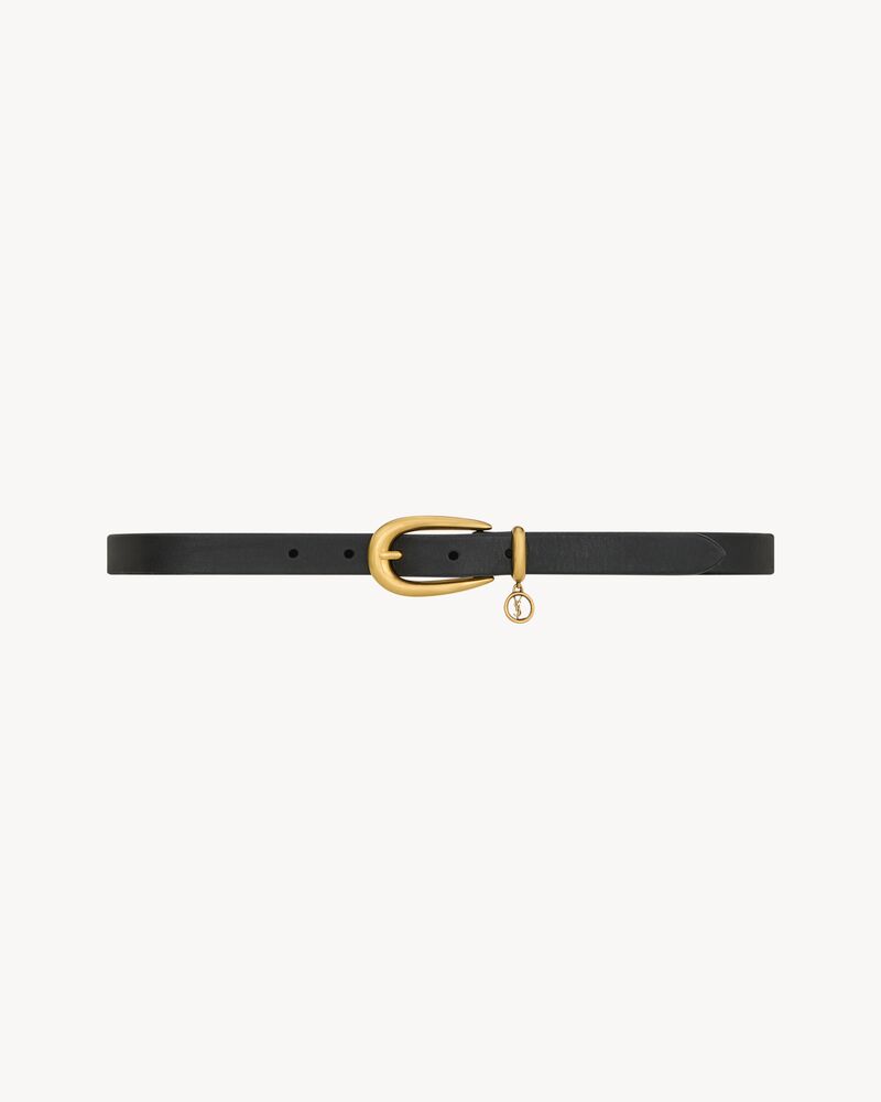 CASSANDRE ceinture fine en cuir à boucle allongée et charm