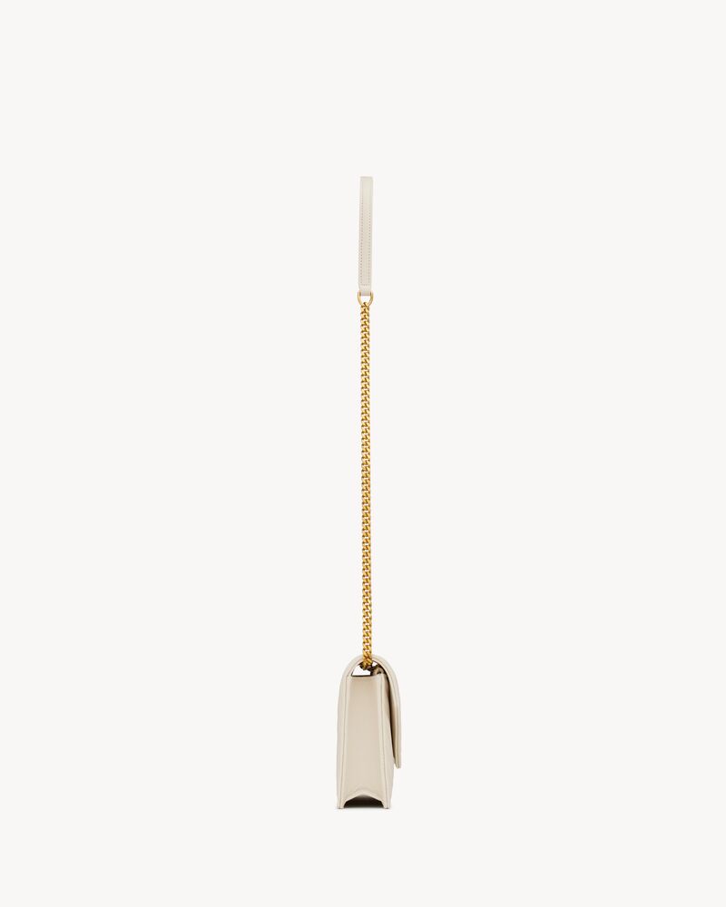 CASSANDRE ENVELOPE CHAIN WALLET EN CUIR GRAIN DE POUDRE