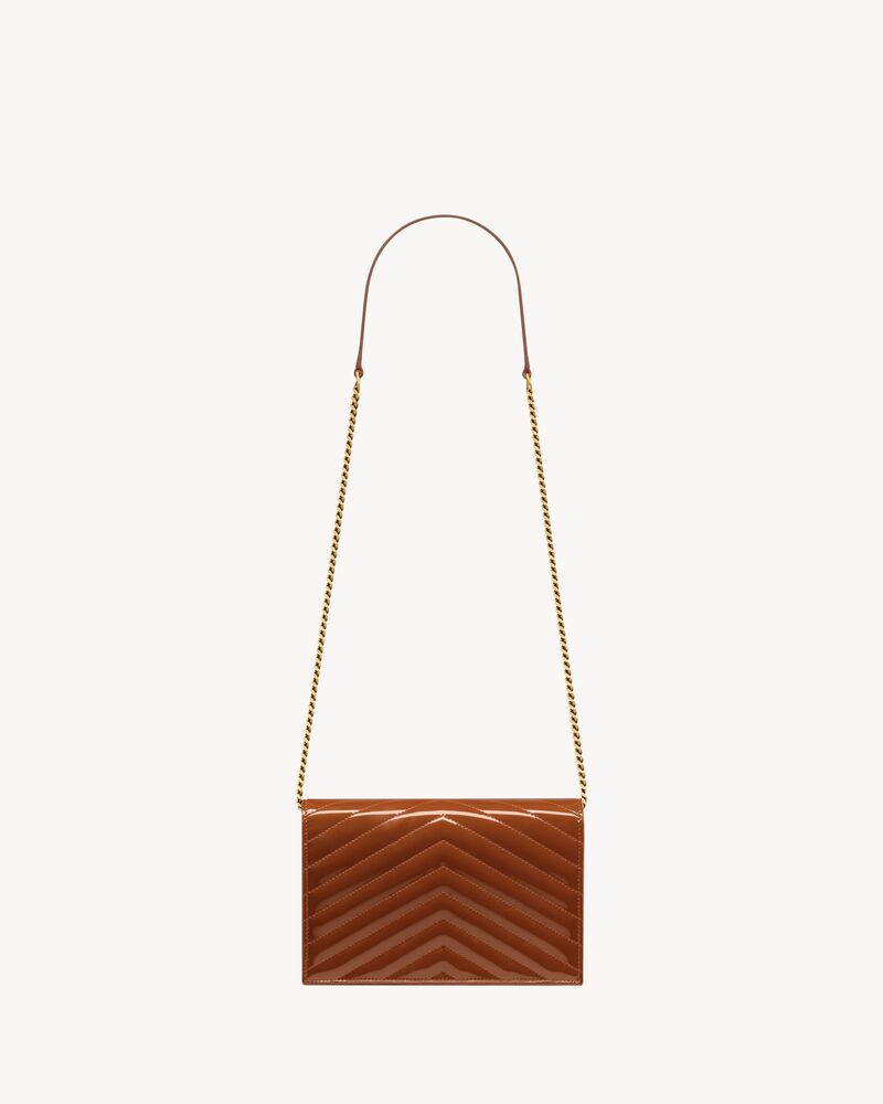 CASSANDRE Envelope-Portemonnaie aus Lackleder mit Kette