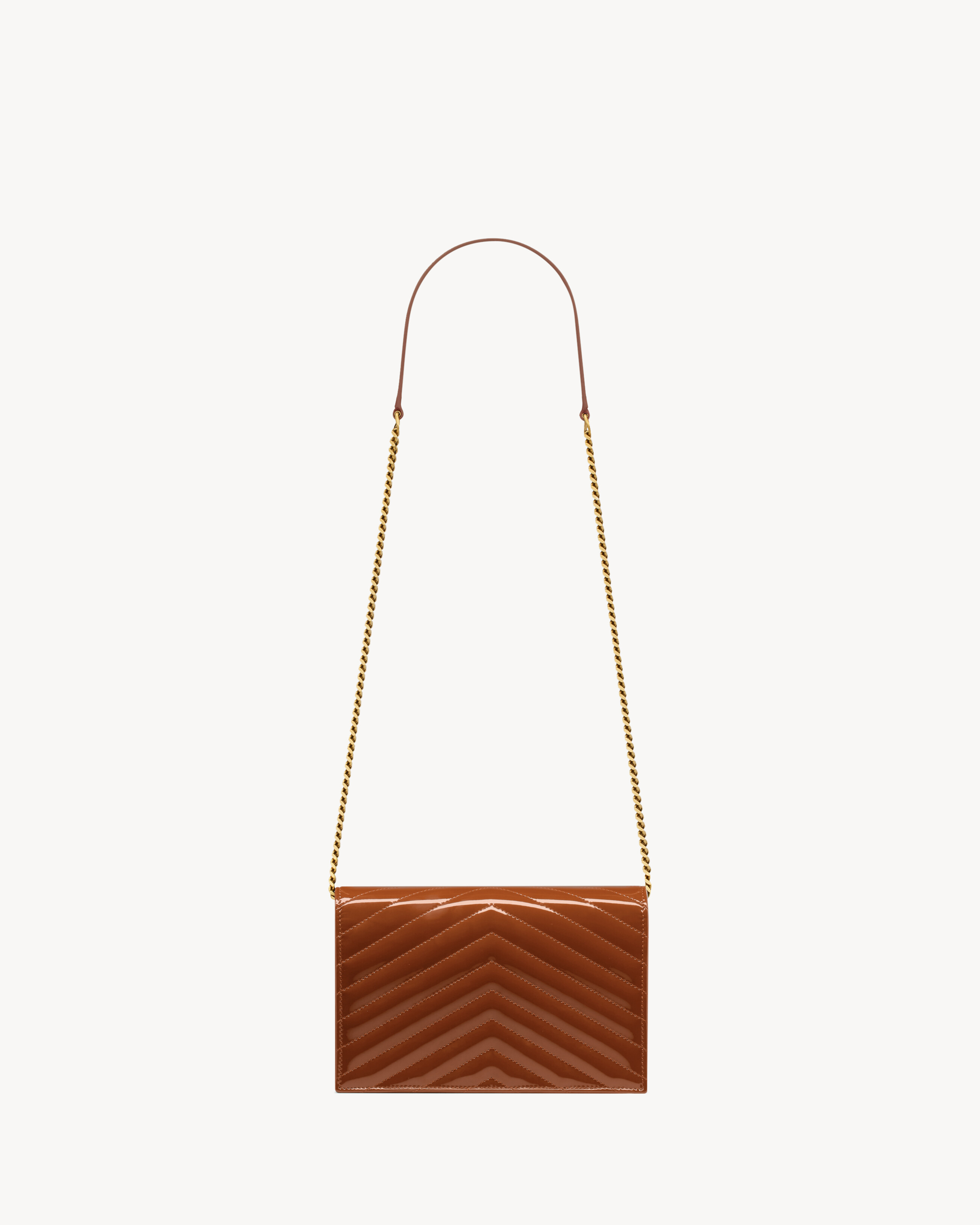 CASSANDRE Envelope-Portemonnaie aus Lackleder mit Kette