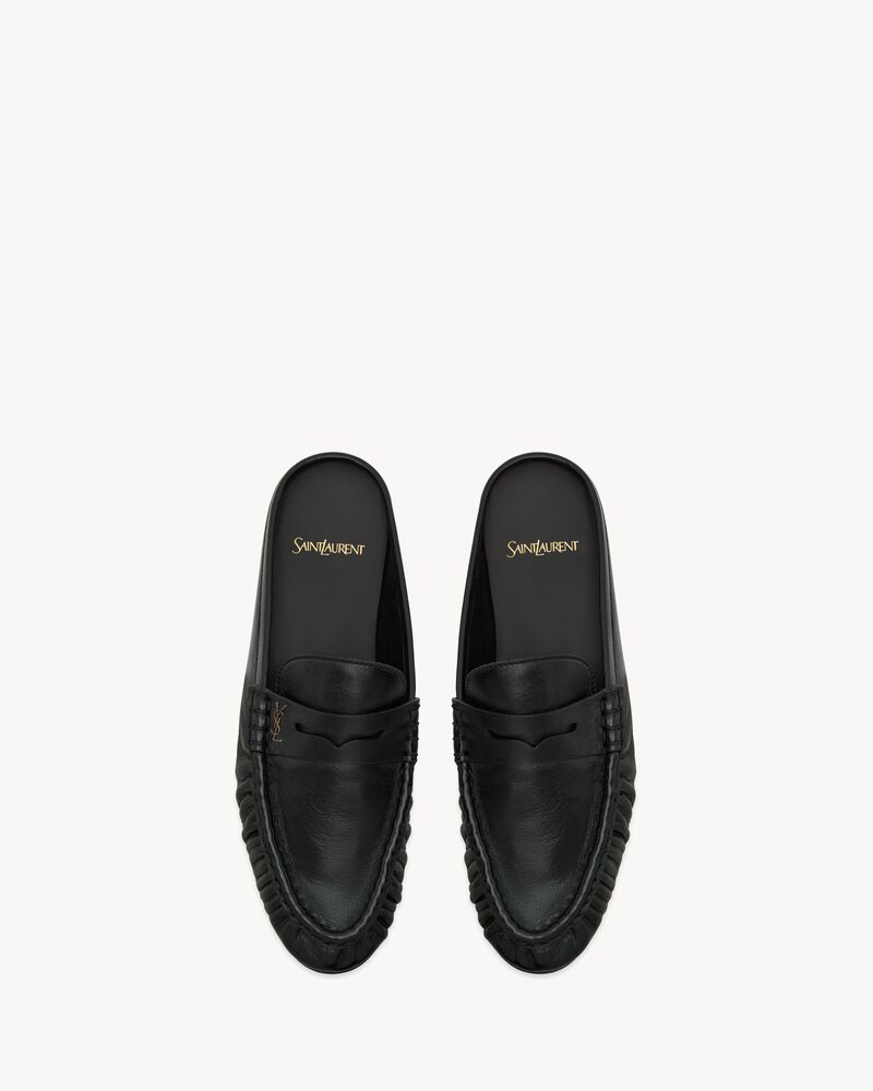 LE LOAFER Pantoletten aus glänzendem Leder in Knitteroptik