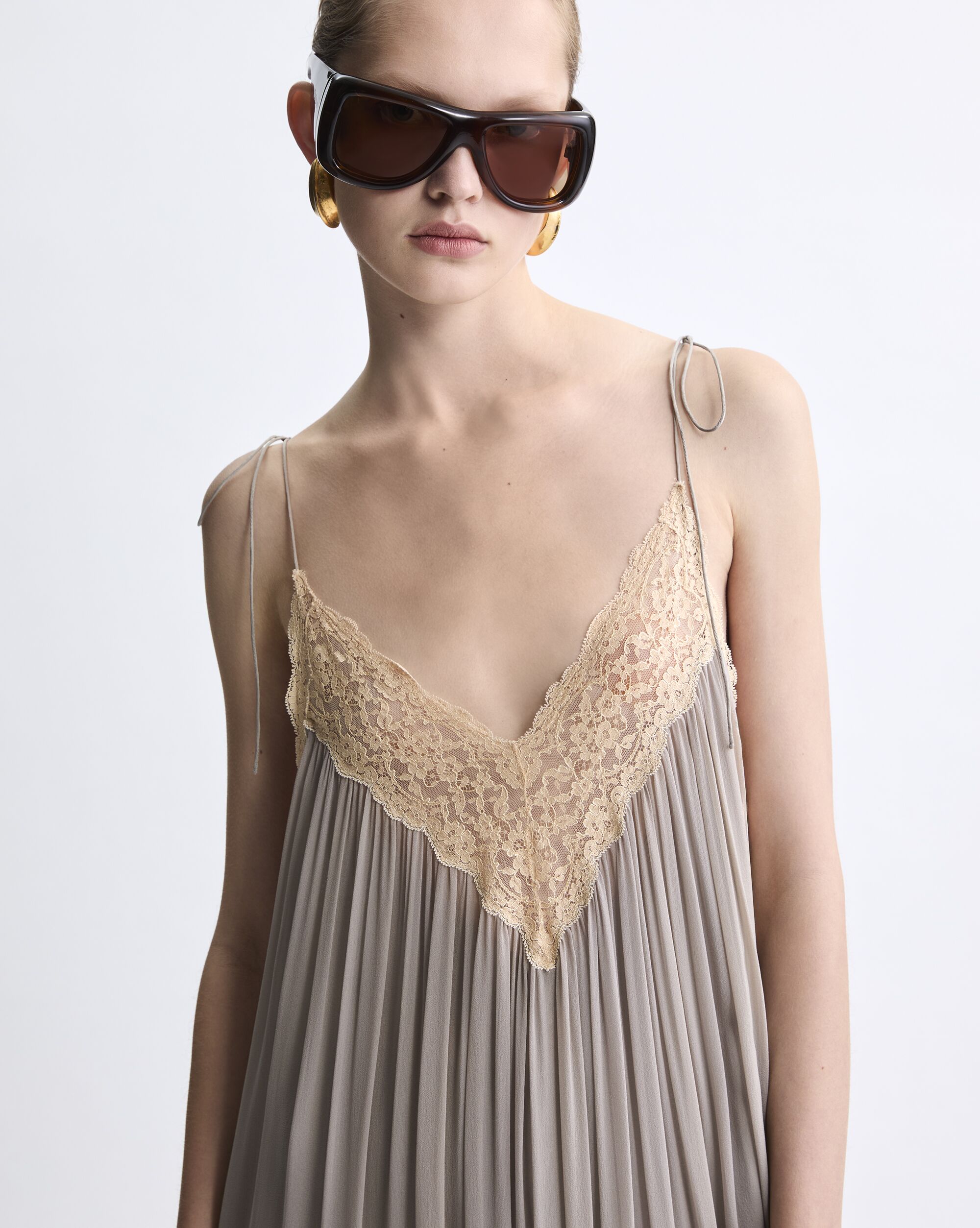 gathered dress in silk crepe muslin and lace