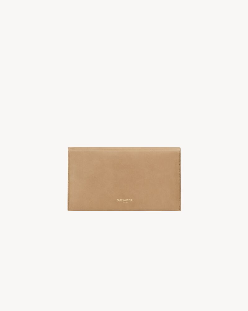 Cartera grande tipo sobre de piel
