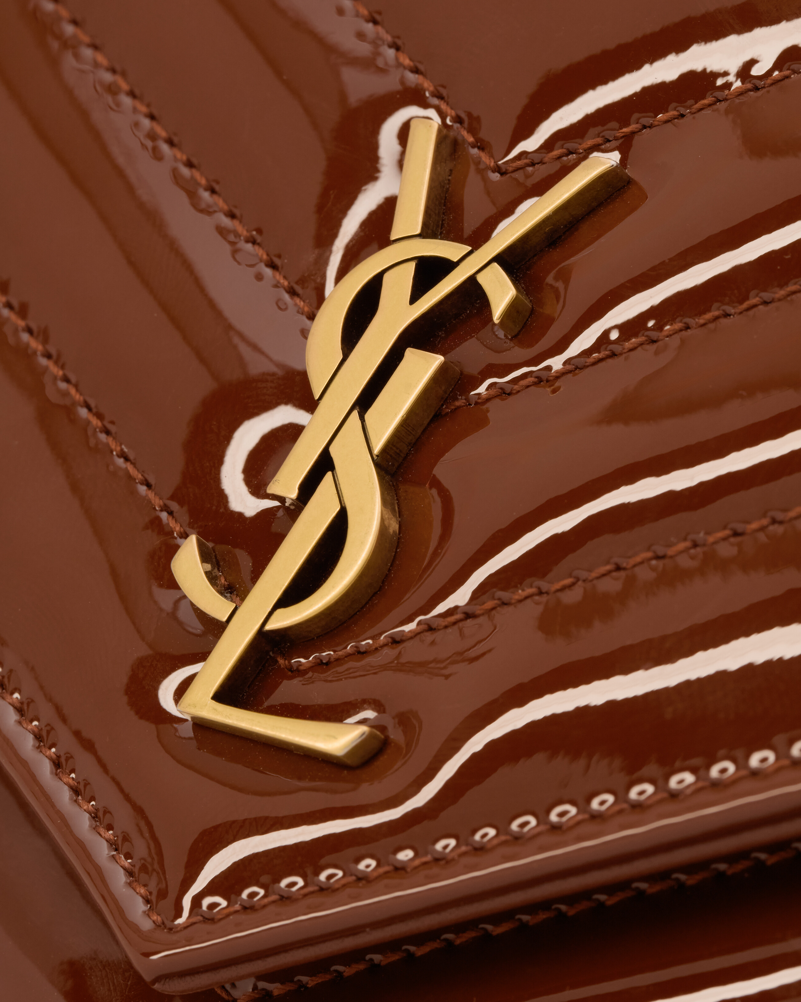 CASSANDRE Envelope-Portemonnaie aus Lackleder mit Kette