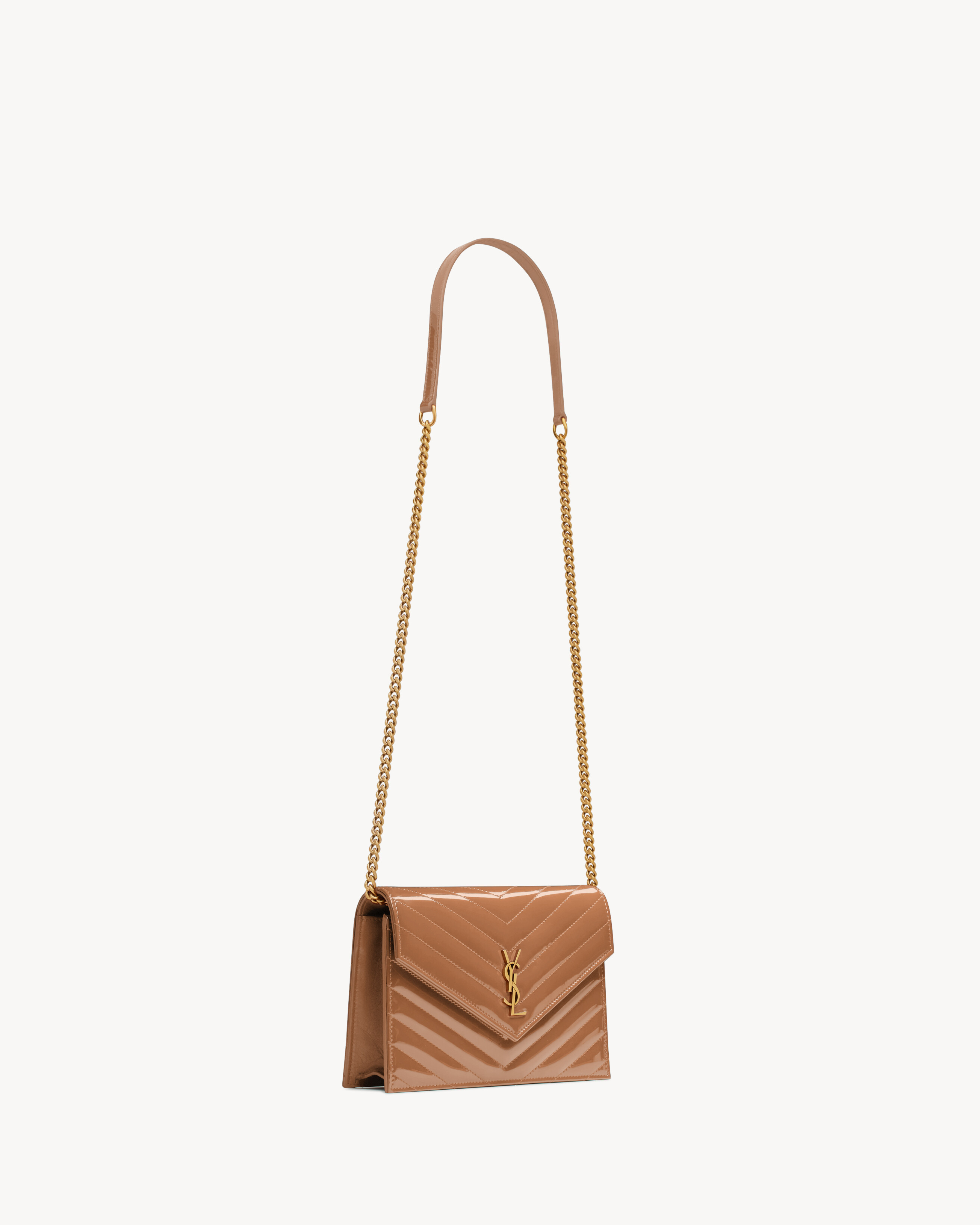 CASSANDRE Envelope-Portemonnaie aus Lackleder mit Kette