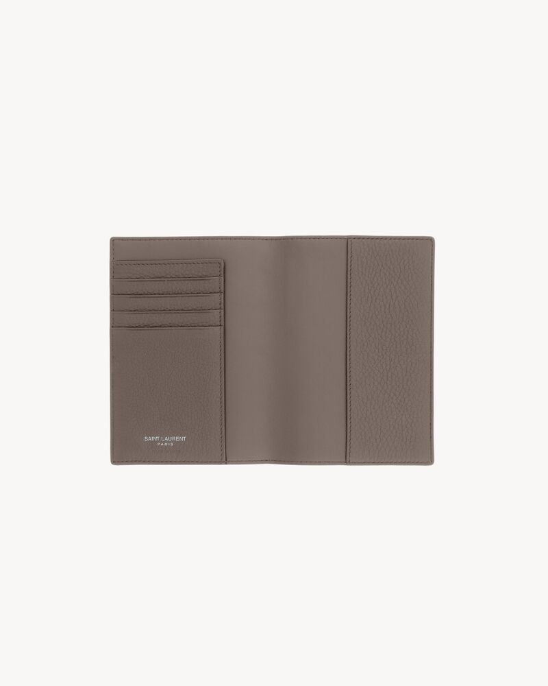 TINY CASSANDRE passport case in grained leather