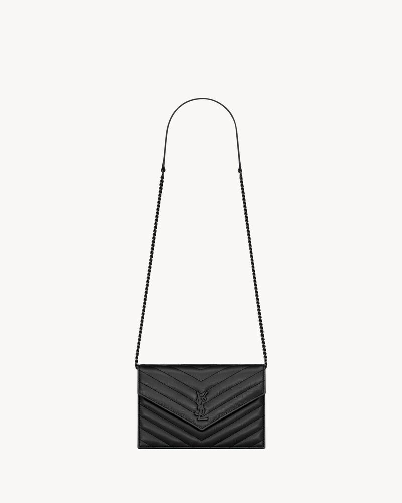 Cartera tipo sobre con cadena Cassandre de piel efecto grain de poudre