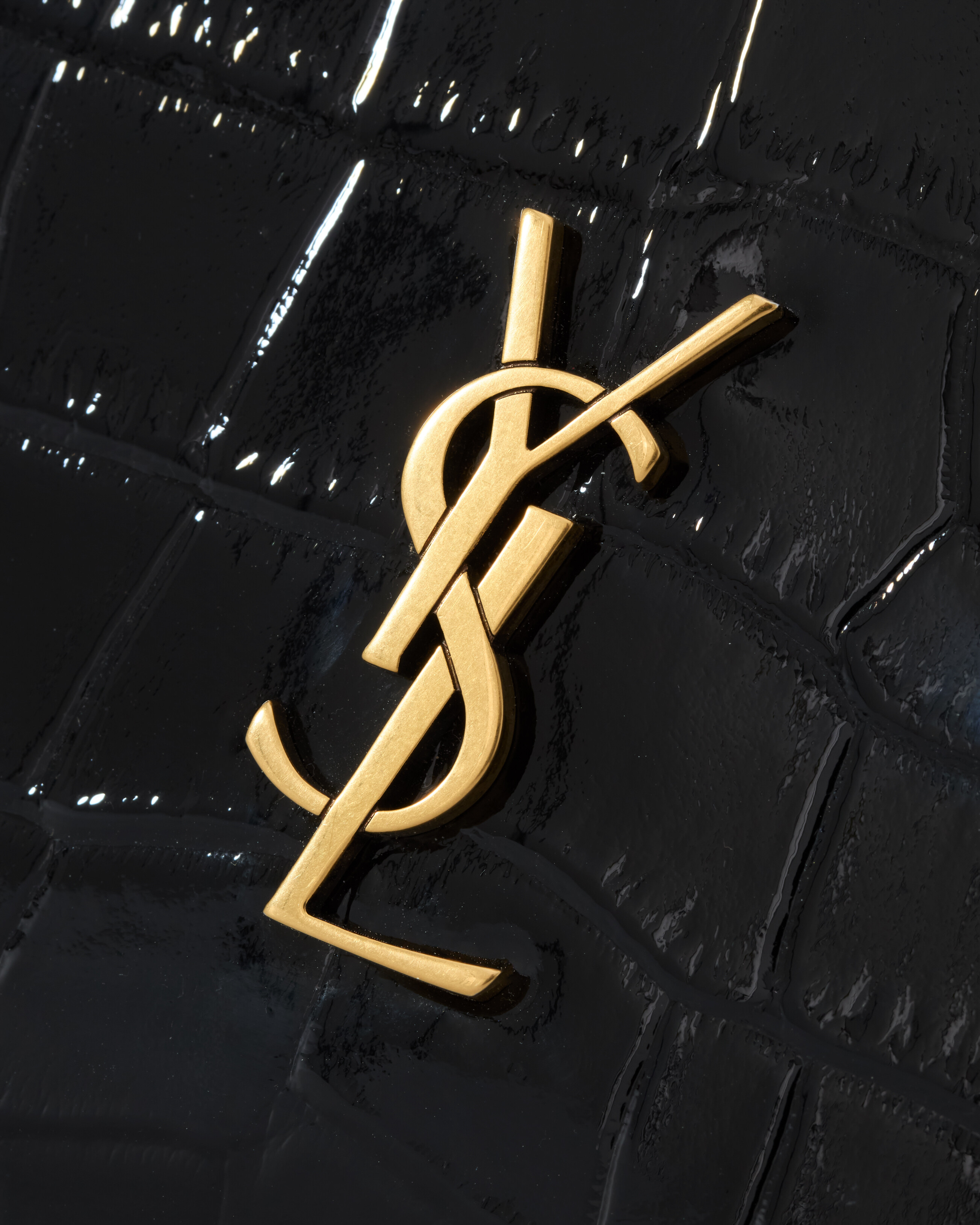 CASSANDRE envelope chain wallet in crocodile-embossed patent leather