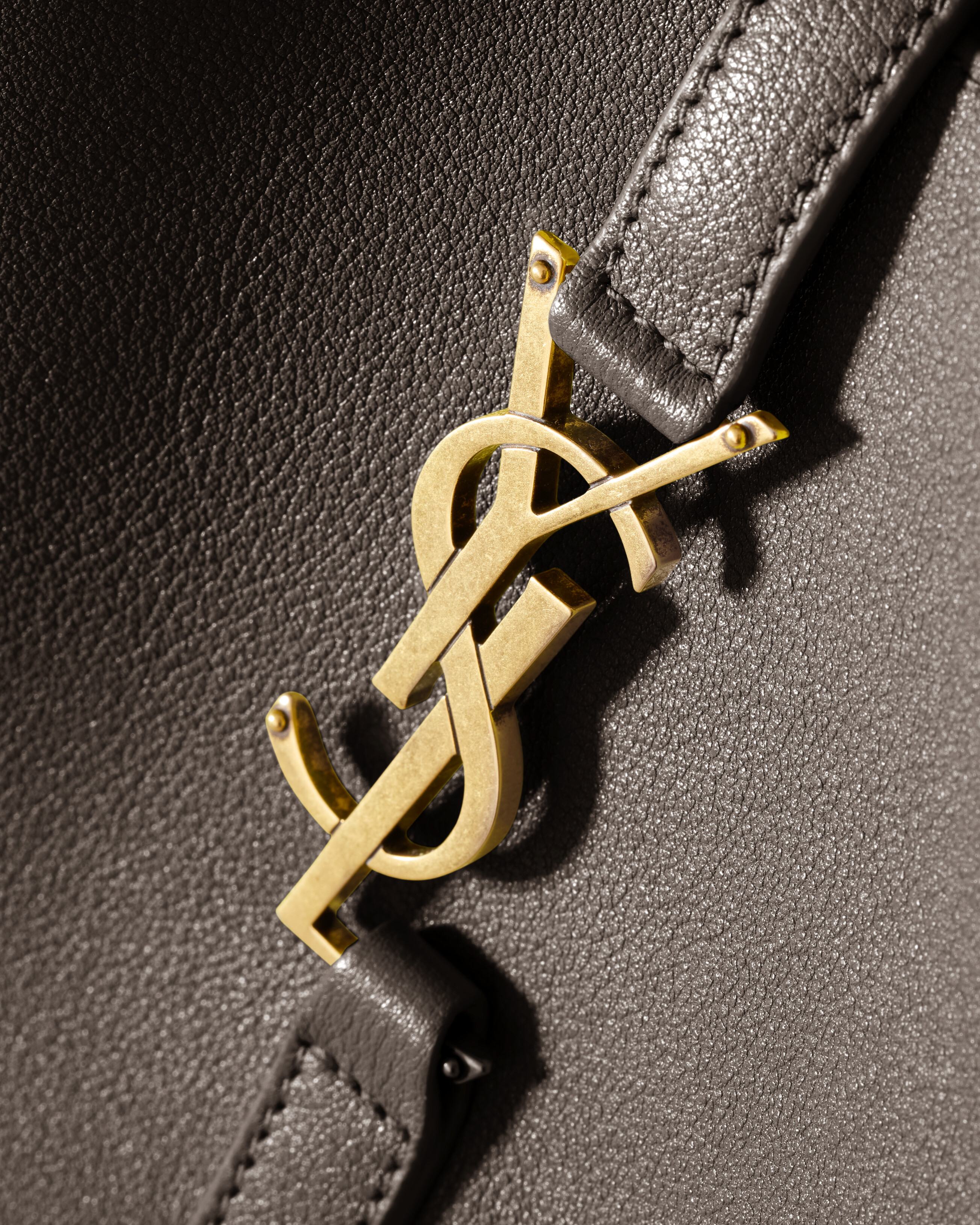 LE 5 À 7 supple small in grained leather