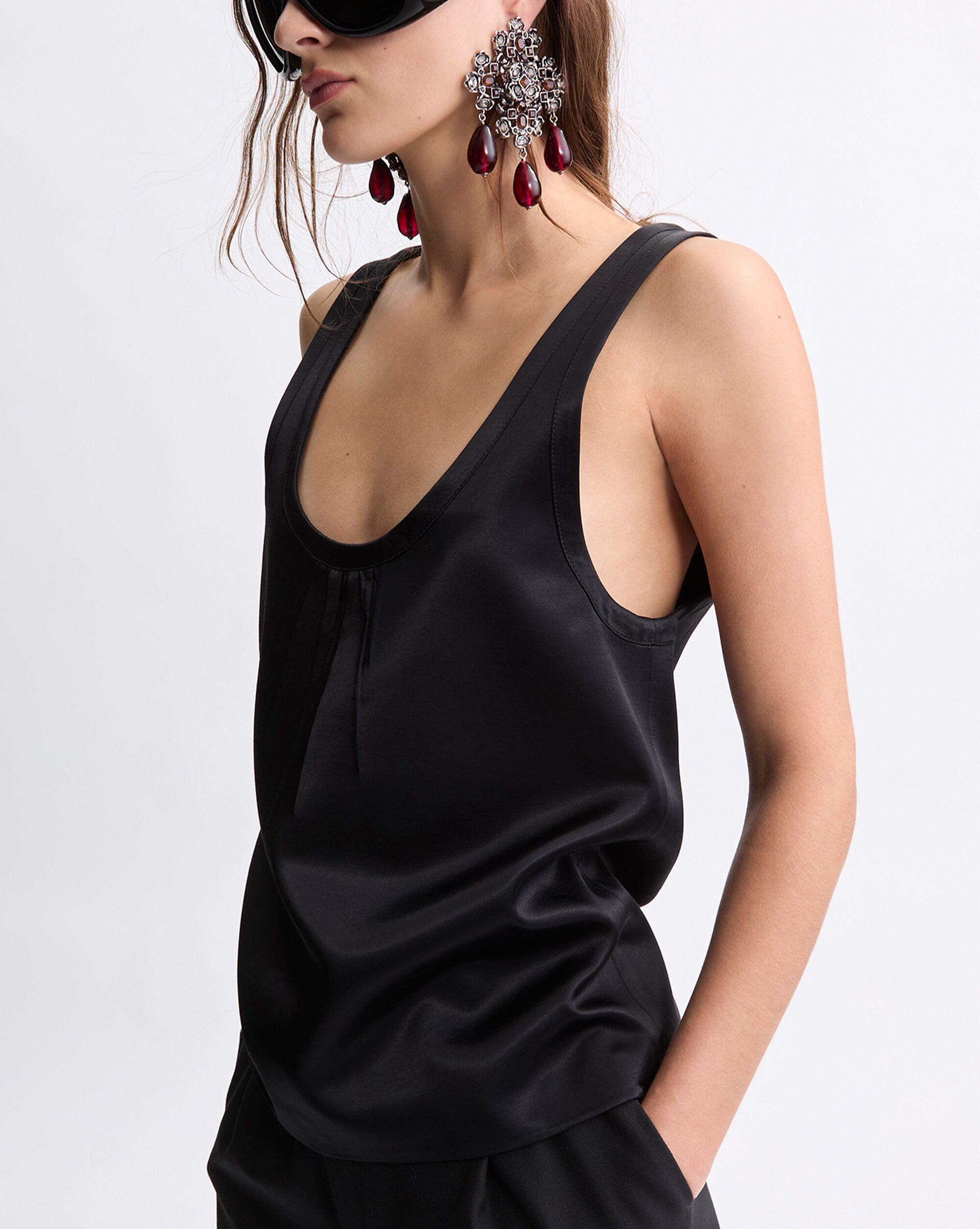 새틴 소재 CASSANDRE 시프트 탑