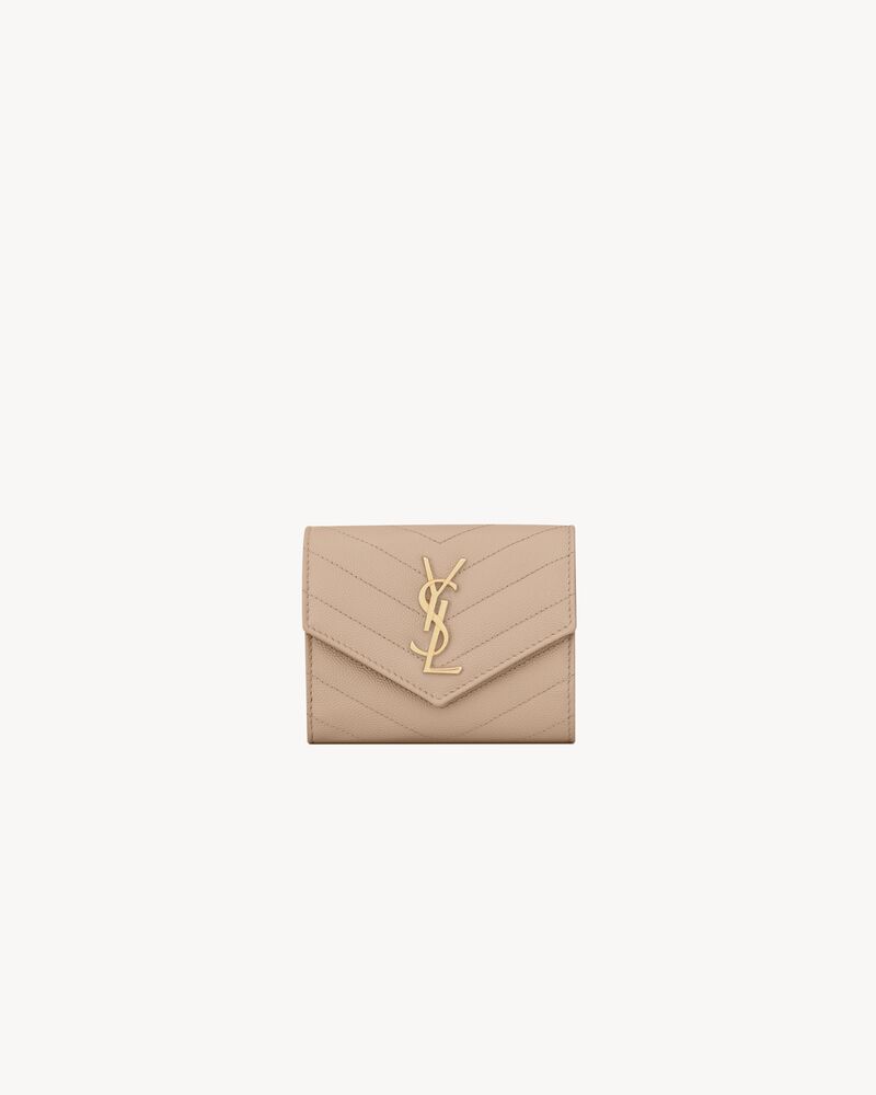CASSANDRE MATELASSÉ Cartera compacta de tres compartimentos de piel repujada grain de poudre