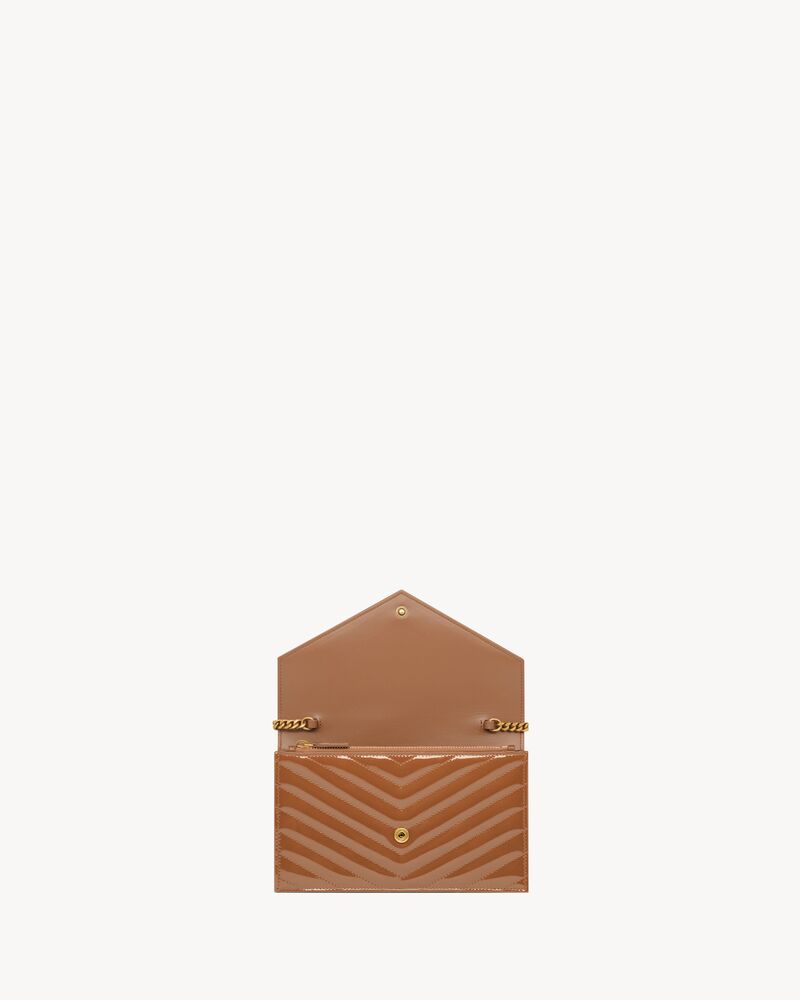 CASSANDRE Envelope-Portemonnaie aus Lackleder mit Kette