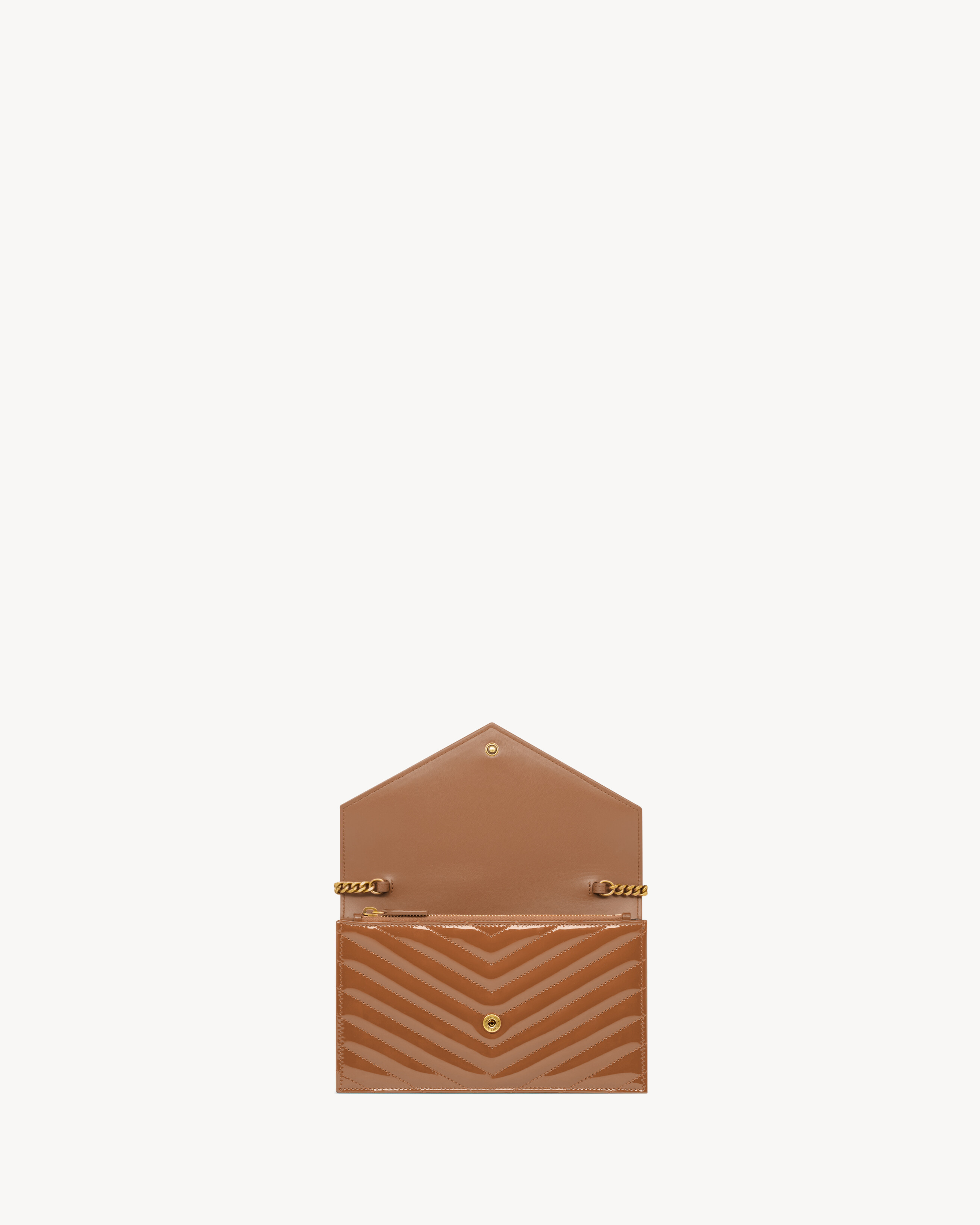 CASSANDRE Envelope-Portemonnaie aus Lackleder mit Kette
