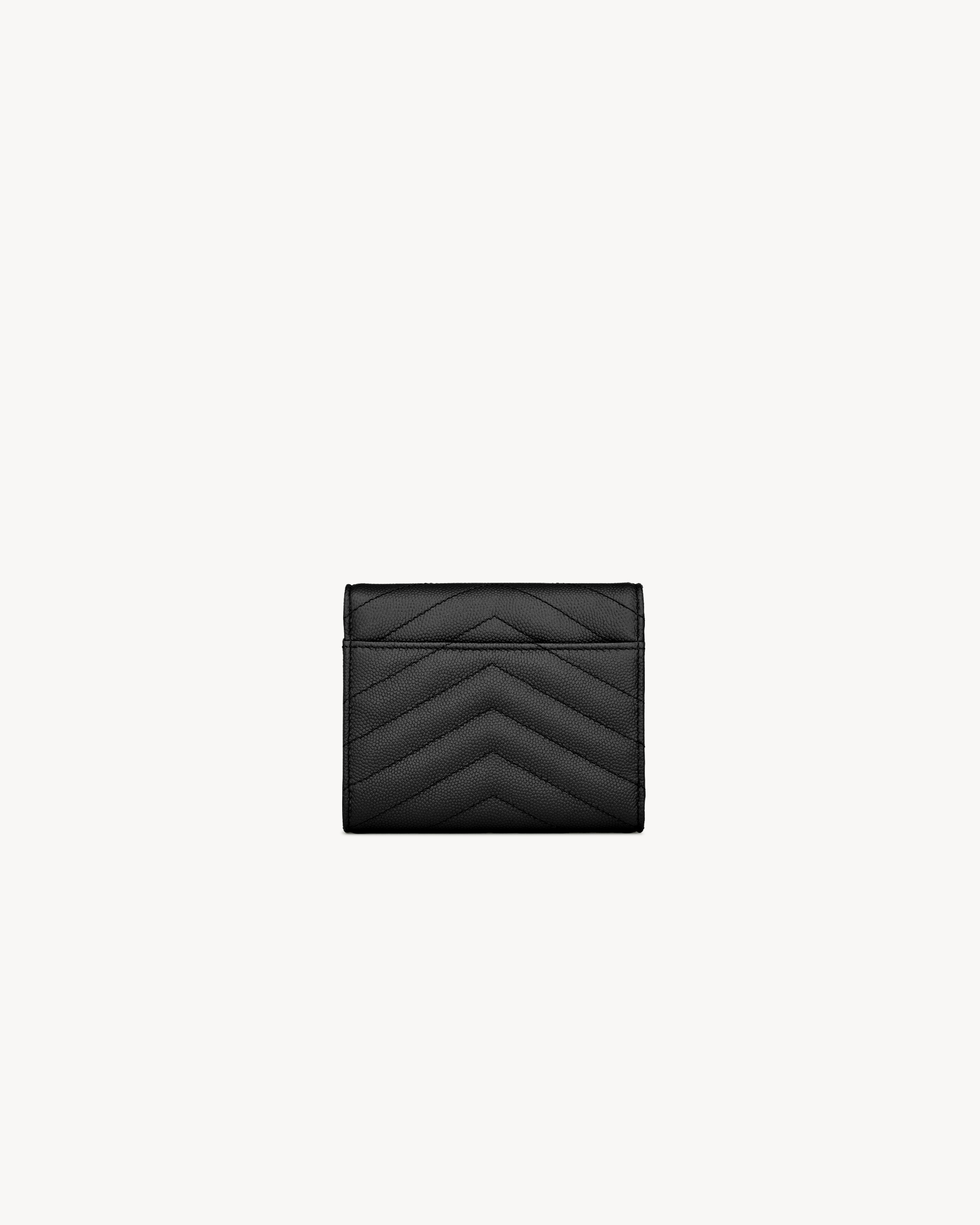 CASSANDRE MATELASSÉ Cartera compacta de tres compartimentos de piel repujada grain de poudre