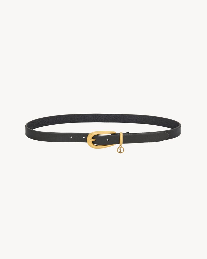 CASSANDRE ceinture fine en cuir à boucle allongée et charm