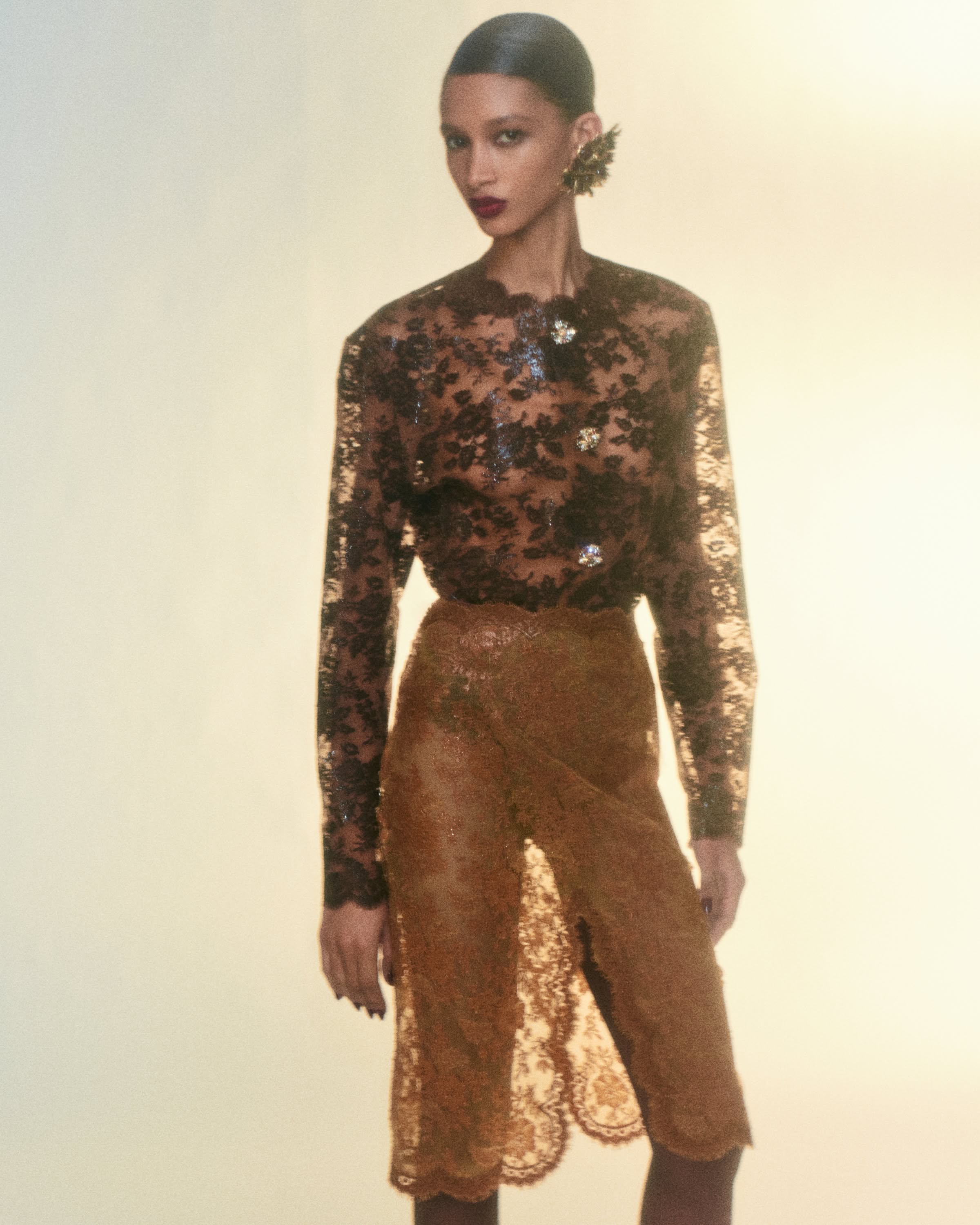 Women WINTER 26 SHOP > Single 5 LACE DARK BROWN TOP