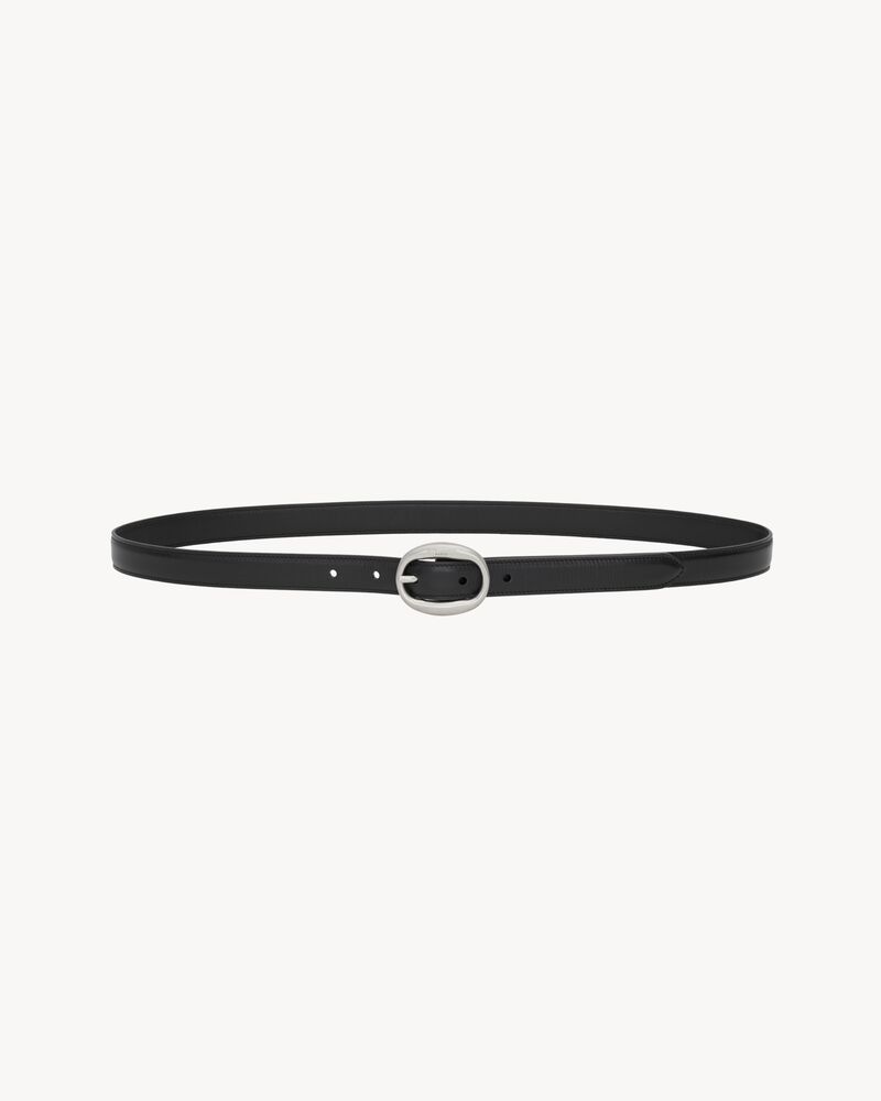 cinto com fivela oval em couro liso