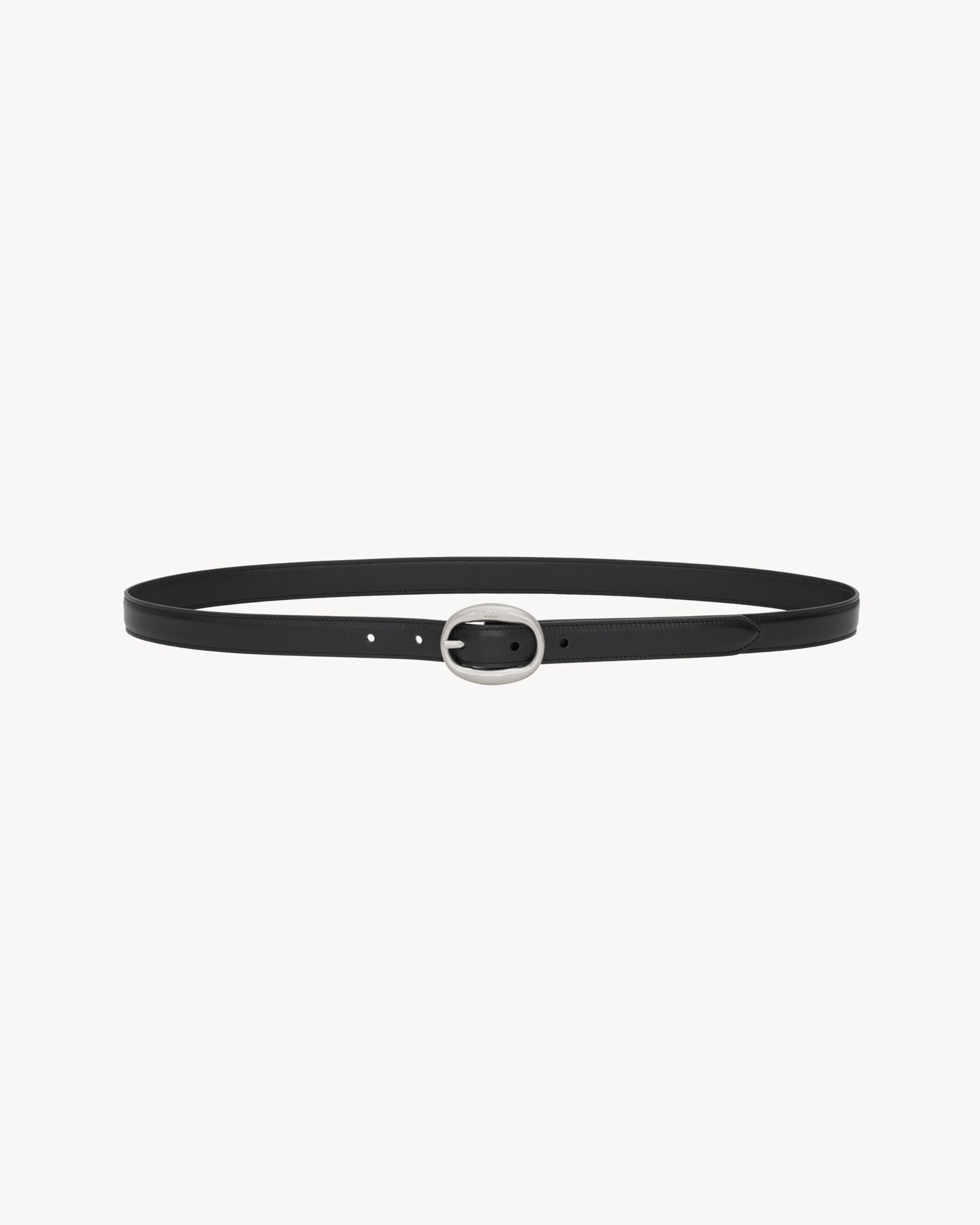 cinto com fivela oval em couro liso