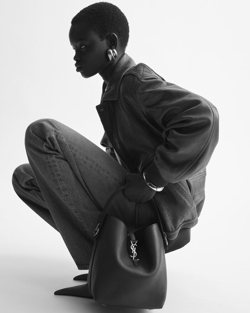 LE 37 supple in grained leather